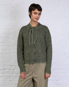 Gestreifte Strickjacke mit Schleifen-Kragen