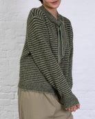 Gestreifte Strickjacke mit Schleifen-Kragen