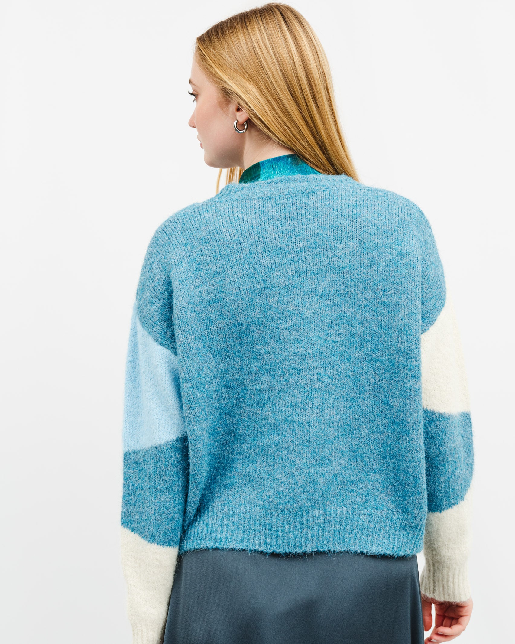 Pullover mit blauem Dreiecksmuster - Broke + Schön