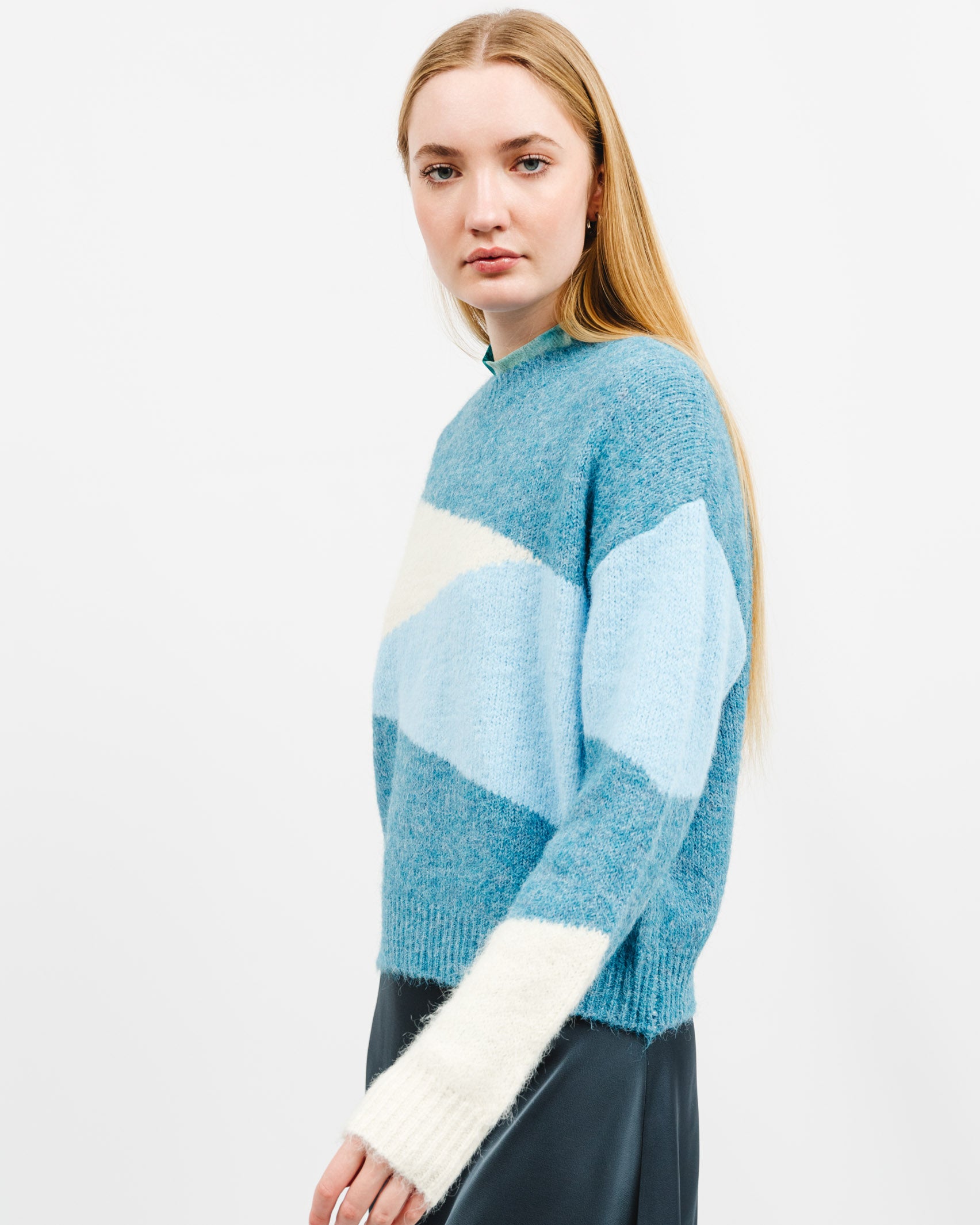 Pullover mit blauem Dreiecksmuster - Broke + Schön