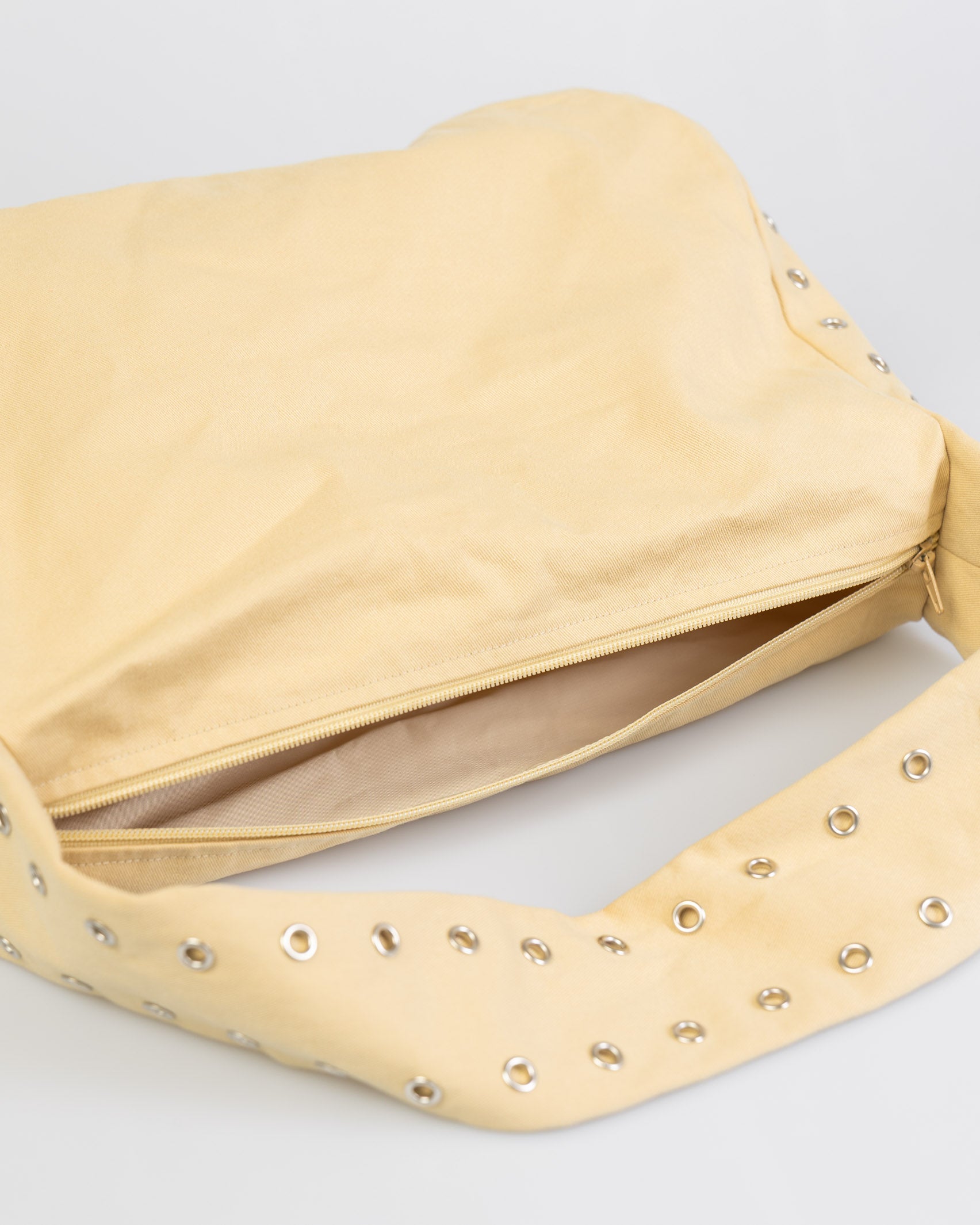 Tasche mit Ösendetails