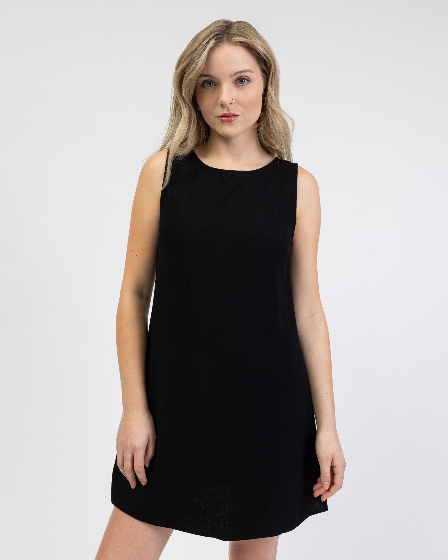 Rückenfreies Minikleid aus Leinen-Mix