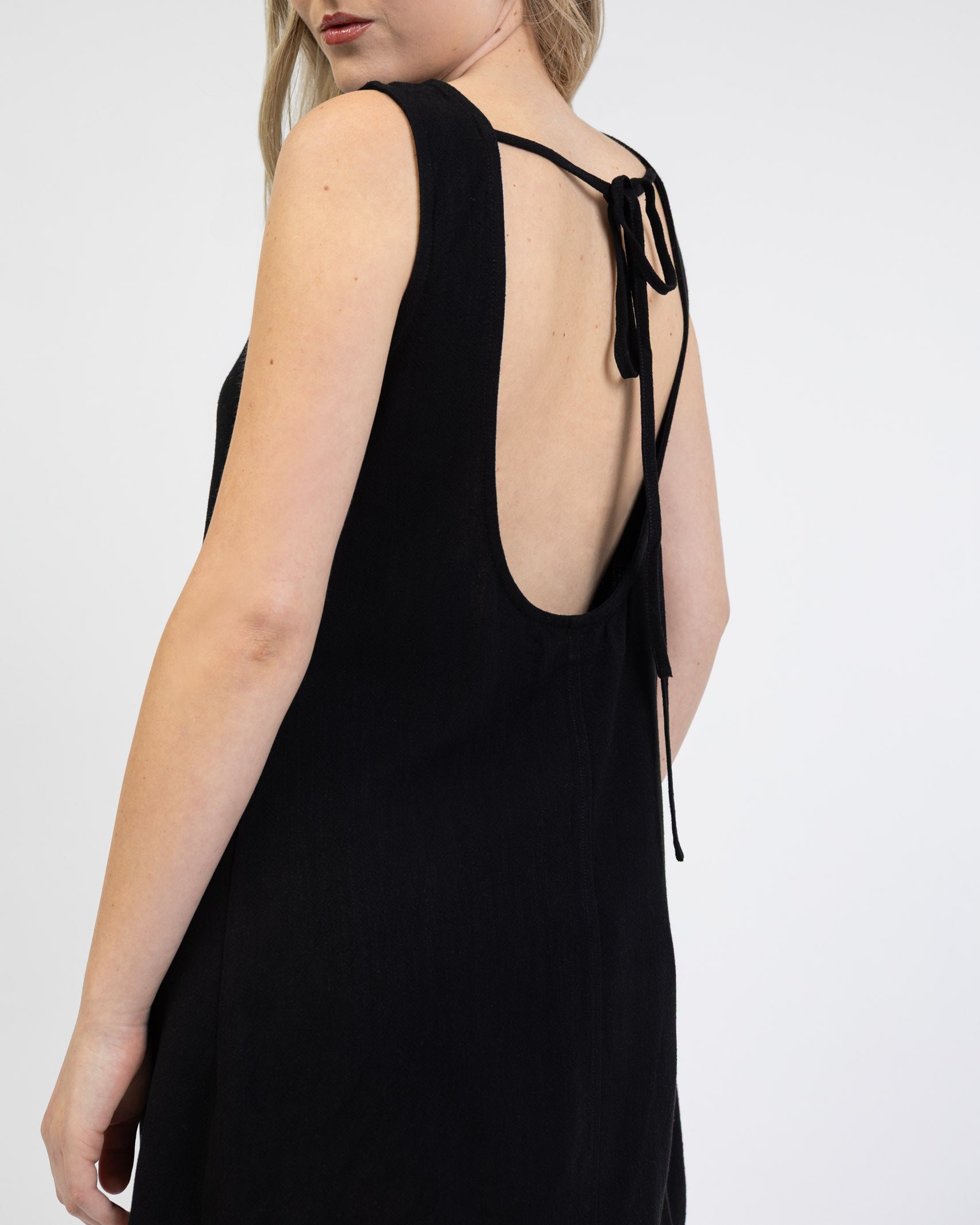 Rückenfreies Minikleid aus Leinen-Mix