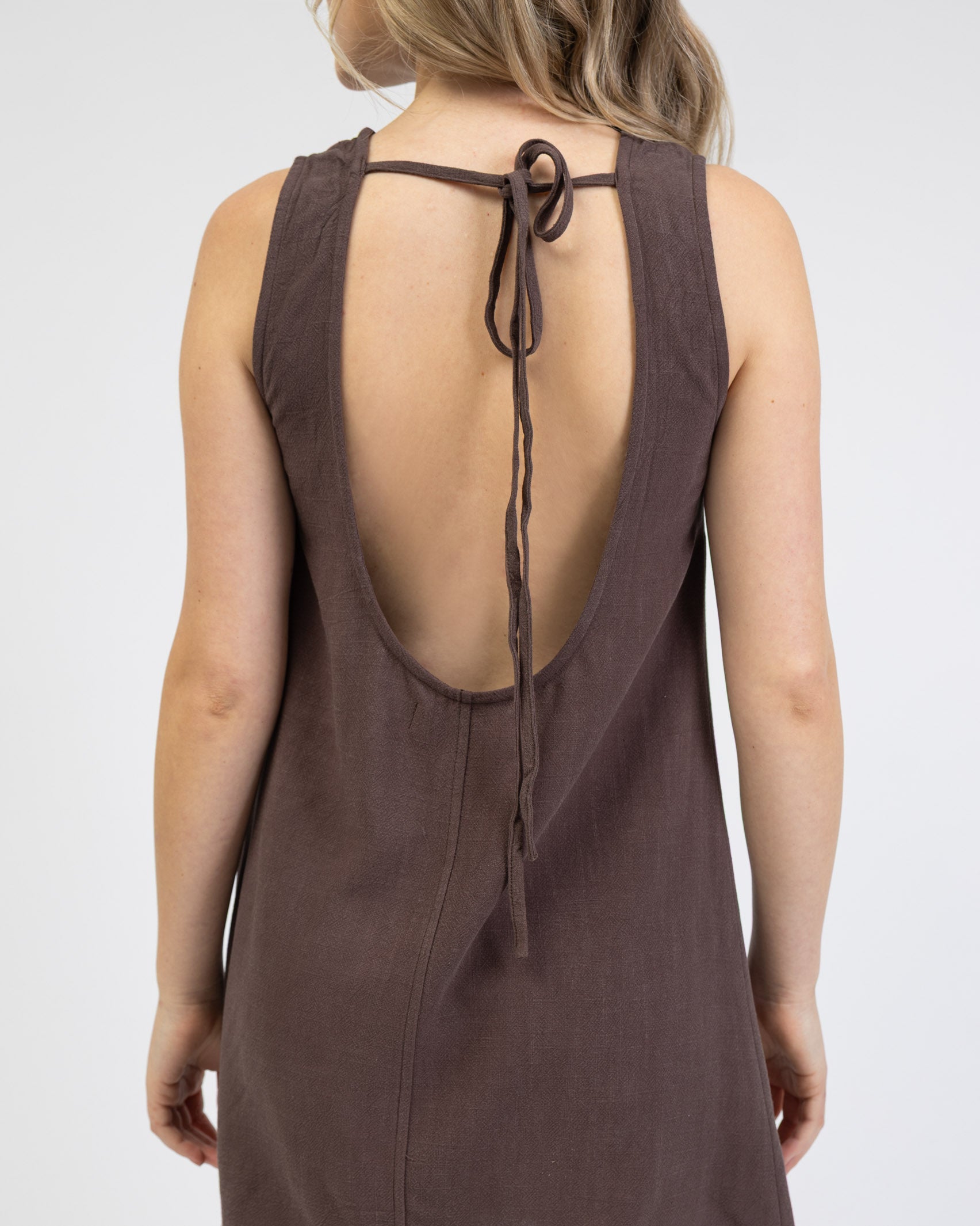 Rückenfreies Minikleid aus Leinen-Mix