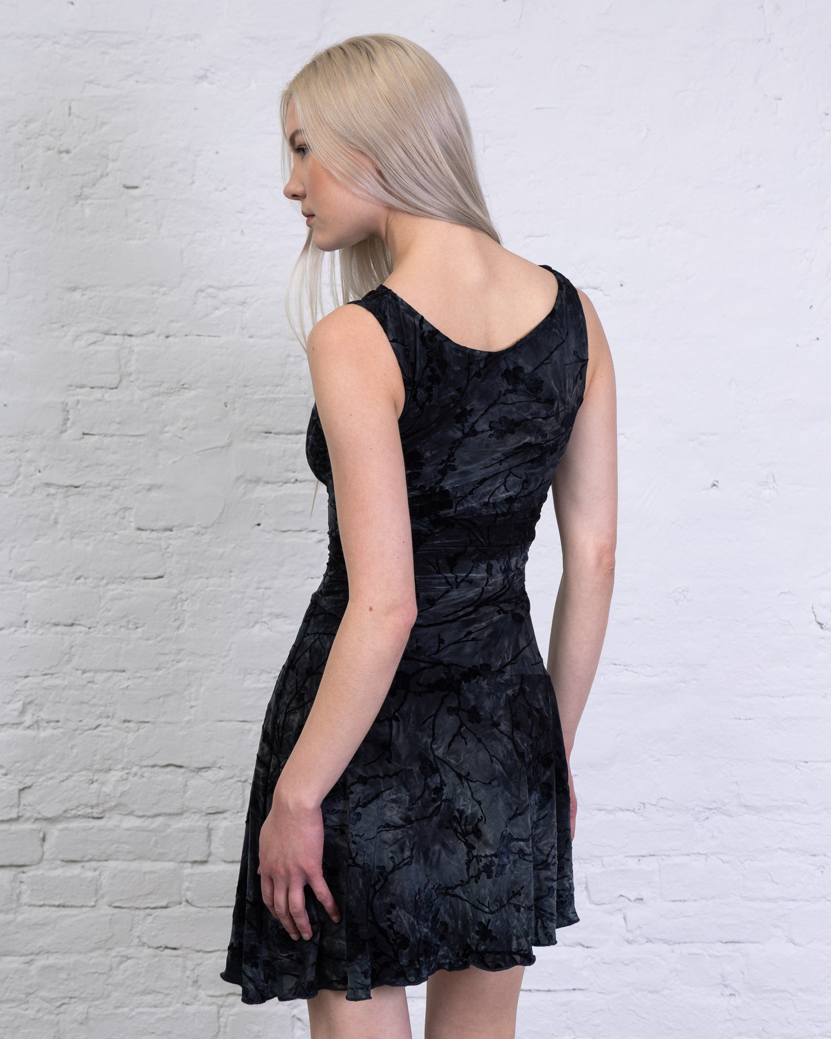 Minikleid mit Blumenprint aus Samt