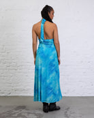 Neckholderkleid mit blauem Farbverlauf