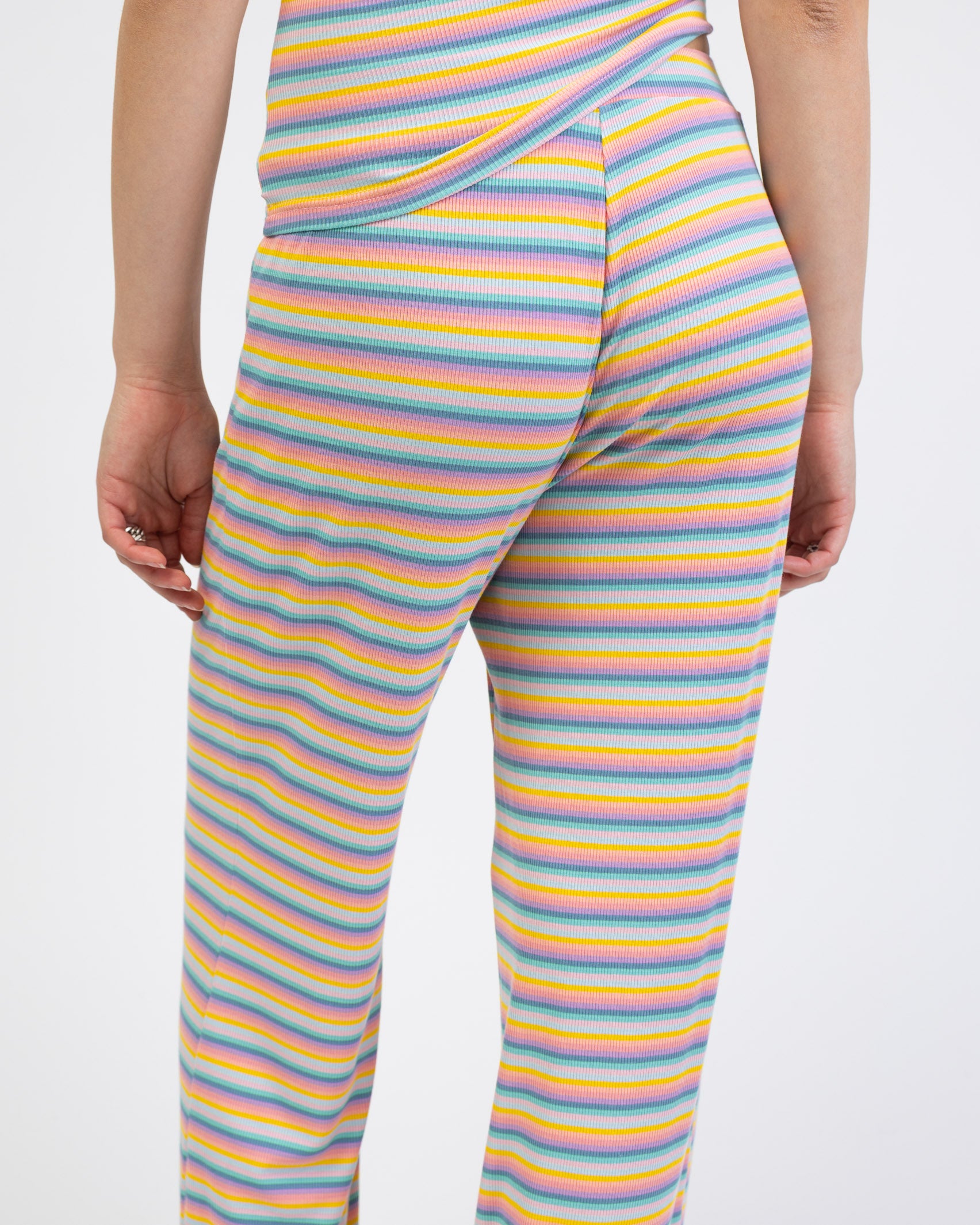 Hose in Regenbogenfarben