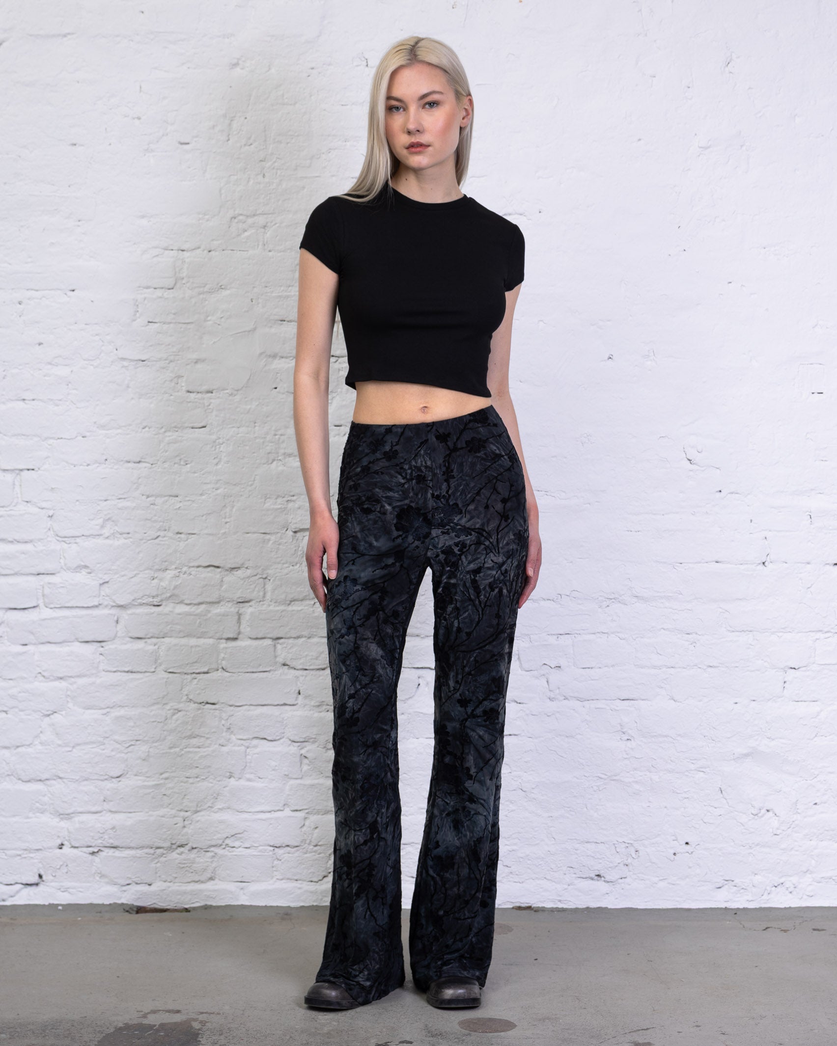 Hose mit Blumenprint aus Samt