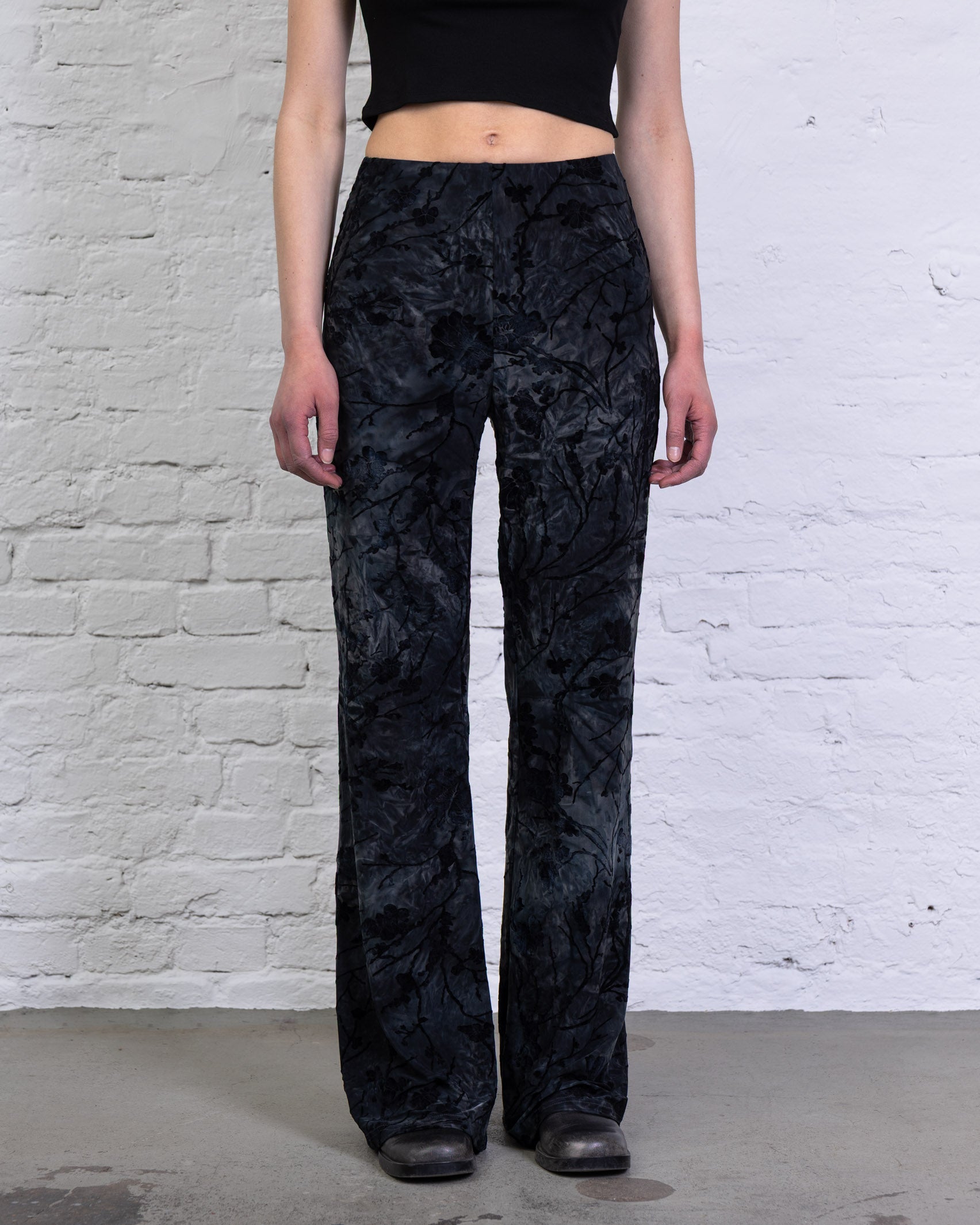Hose mit Blumenprint aus Samt