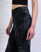 Hose mit Blumenprint aus Samt