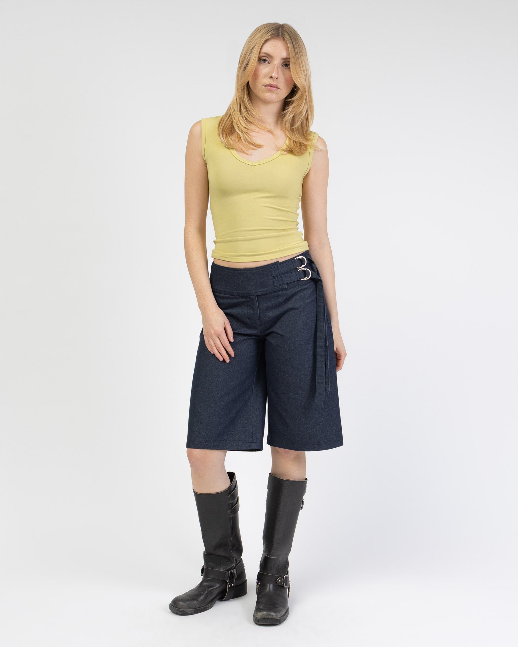 Jeans Shorts mit Schnallendetails