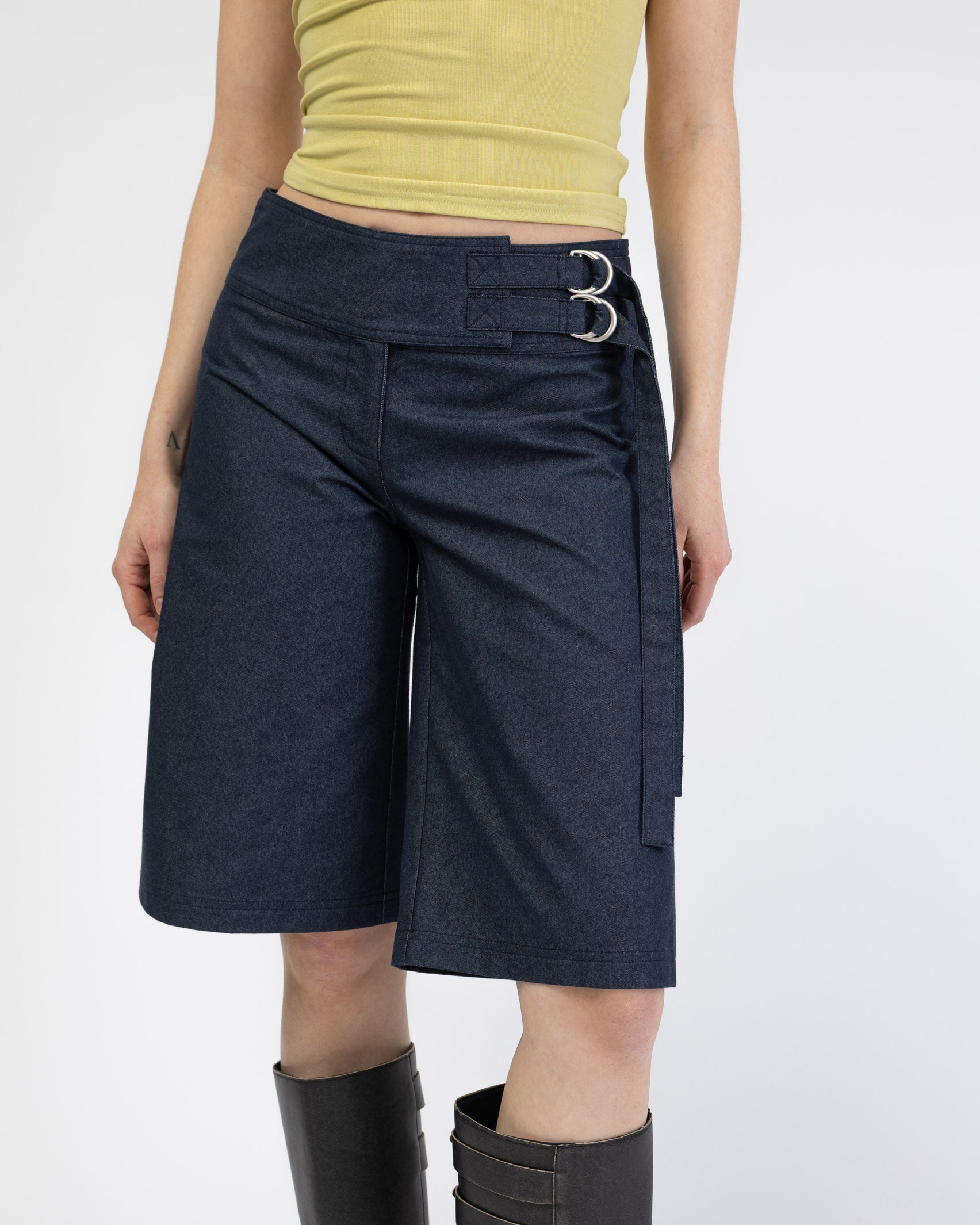 Jeans Shorts mit Schnallendetails