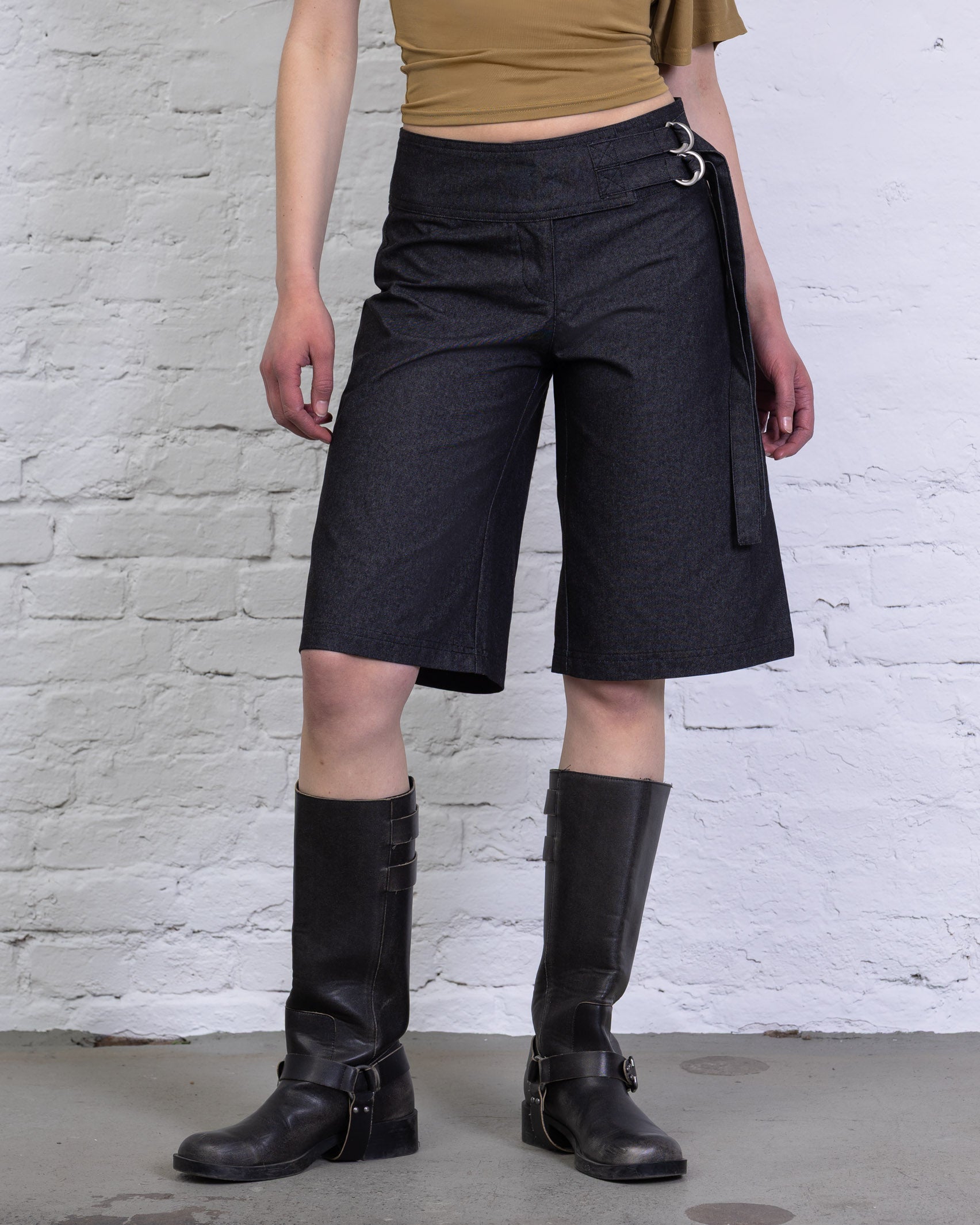Shorts mit Schnallendetails