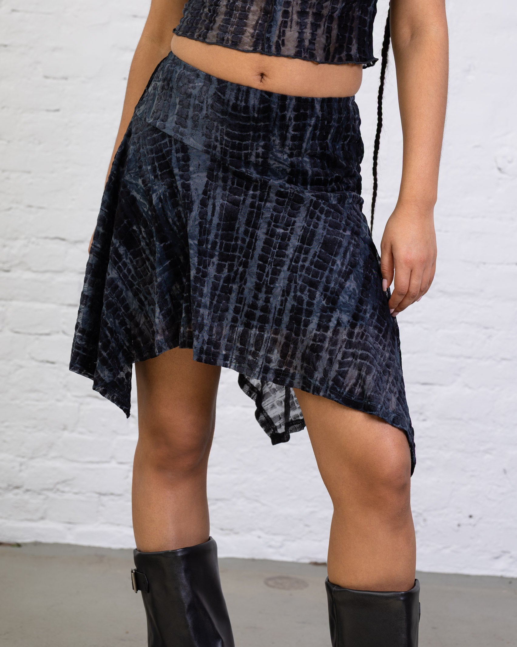 Rock mit Schlangenprint aus Samt