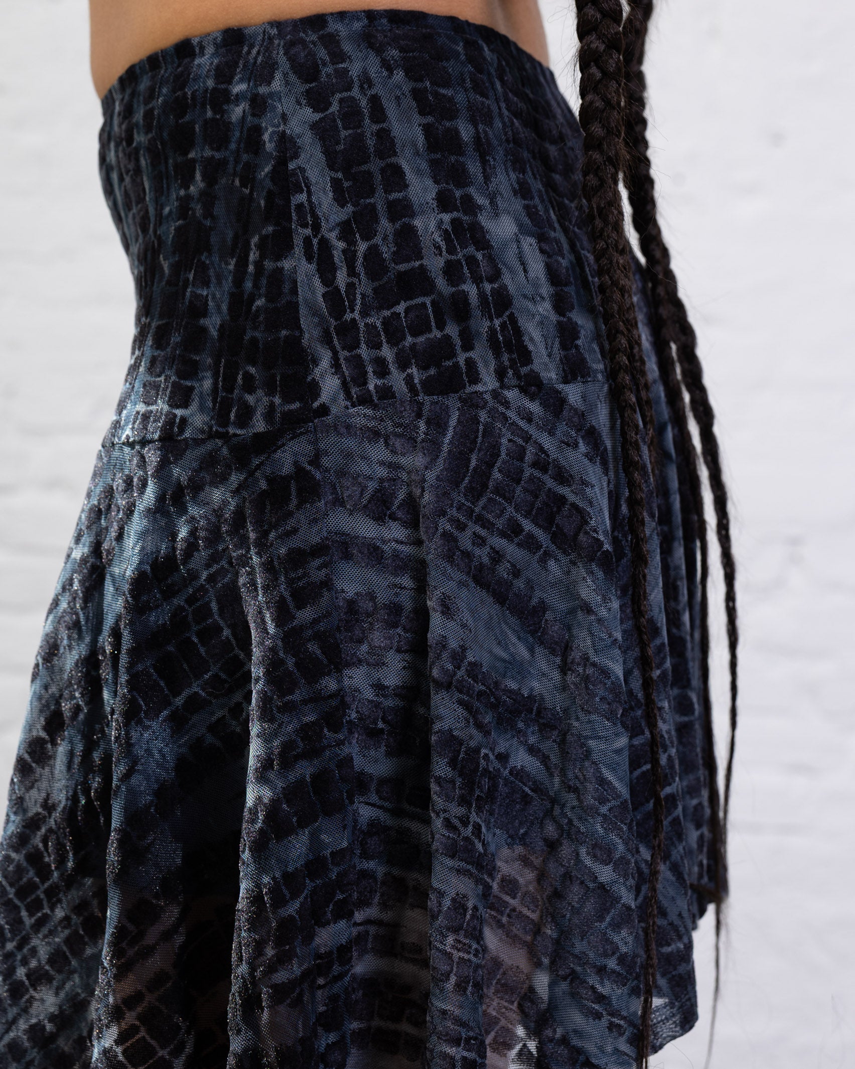 Rock mit Schlangenprint aus Samt