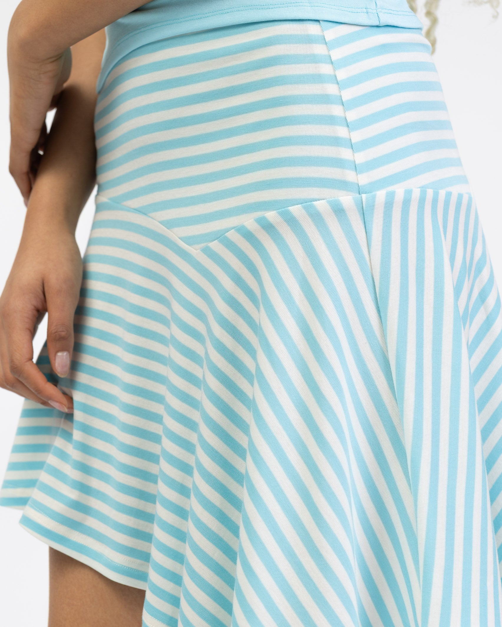 Asymmetrischer Rock mit Streifen