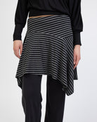 Asymmetrischer Rock mit Streifen