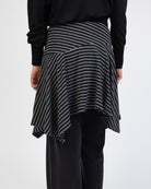 Asymmetrischer Rock mit Streifen