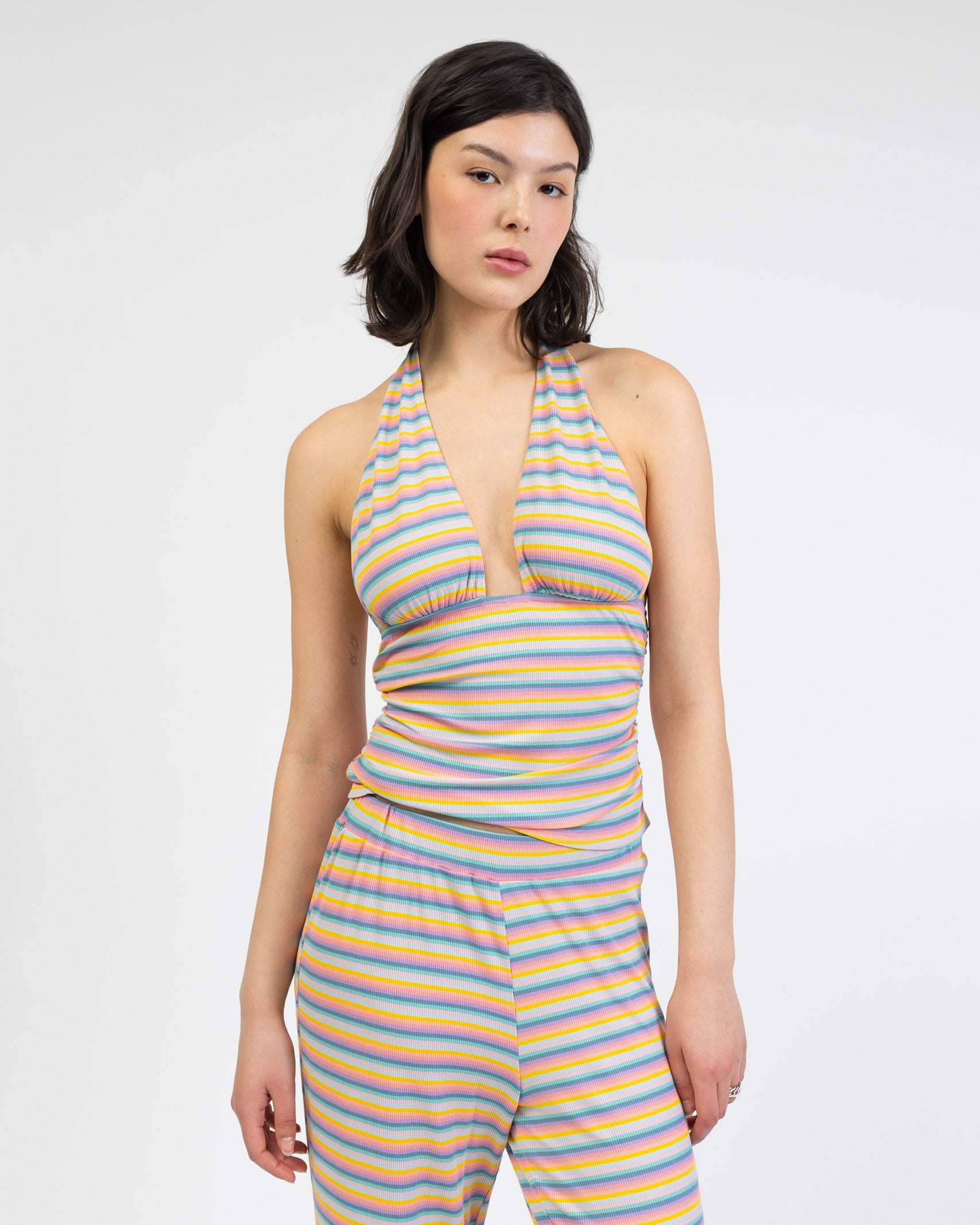 Neckholdertop in Regenbogenfarben