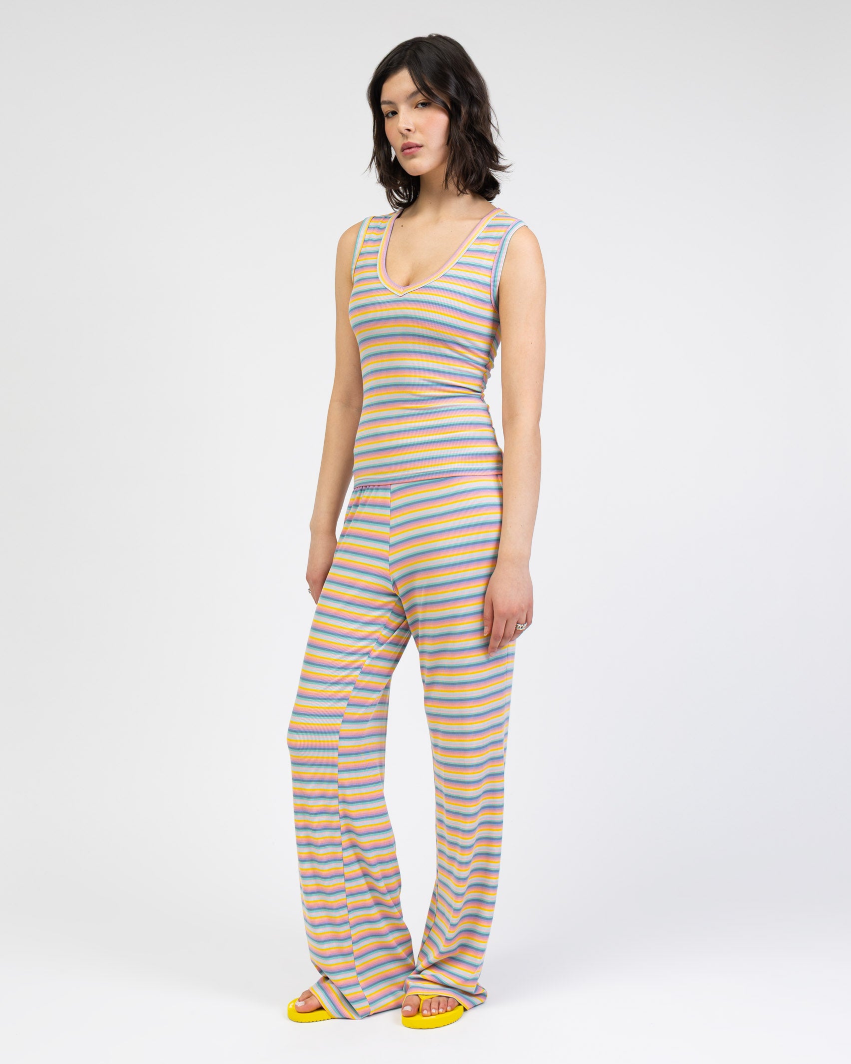 Top mit V-Ausschnitt in Regenbogenfarben