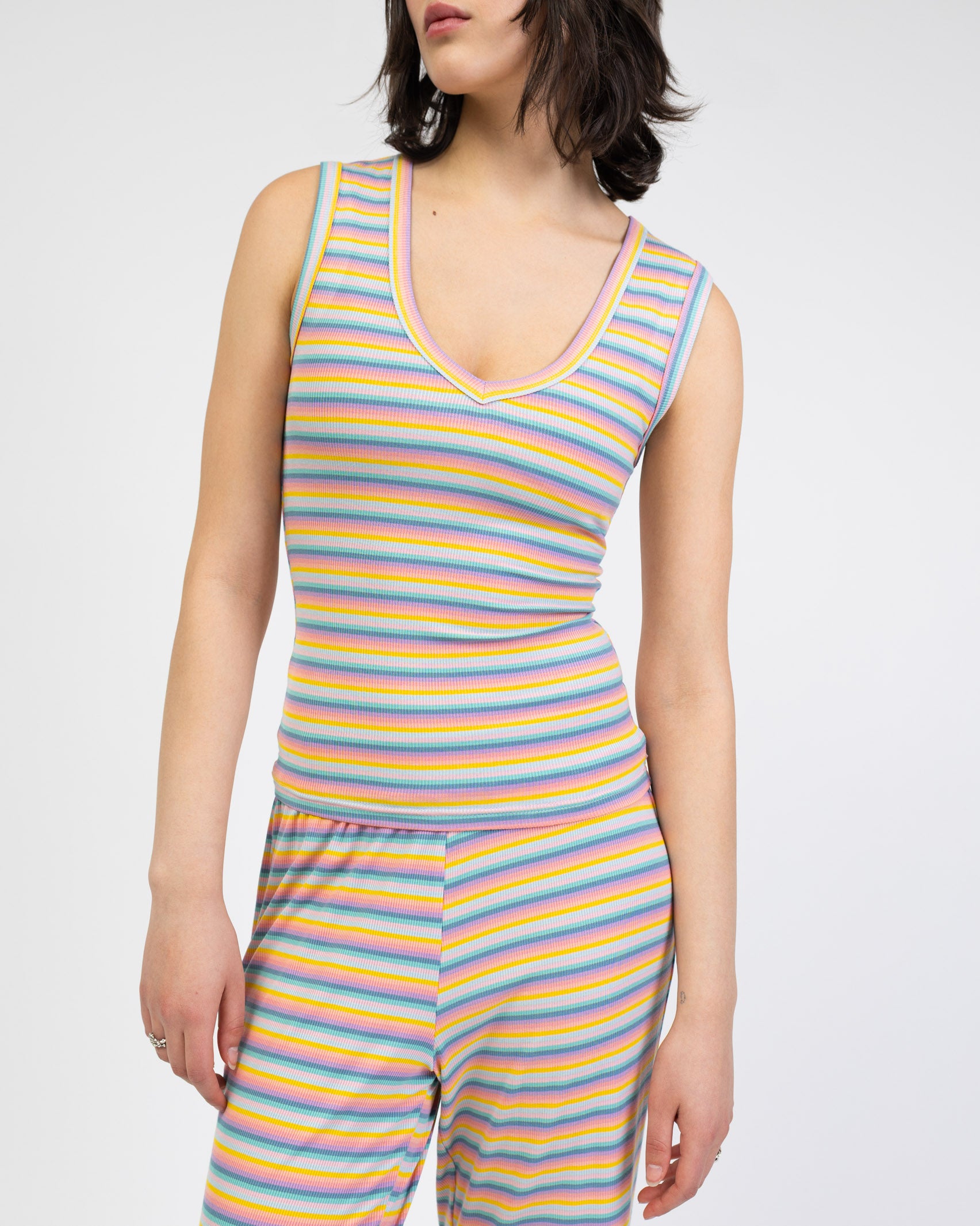 Top mit V-Ausschnitt in Regenbogenfarben