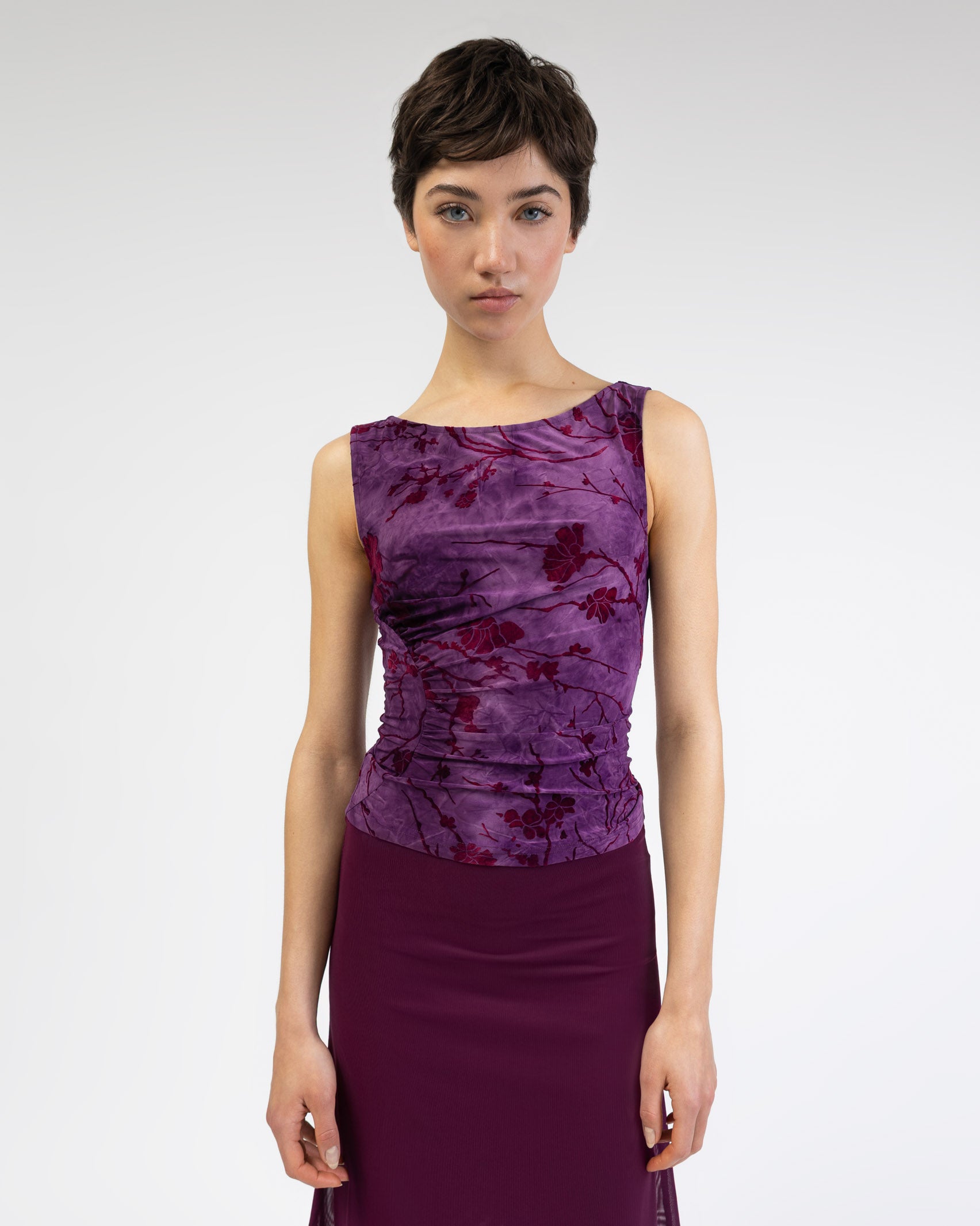 Boatneck Top mit Blumenprint aus Samt