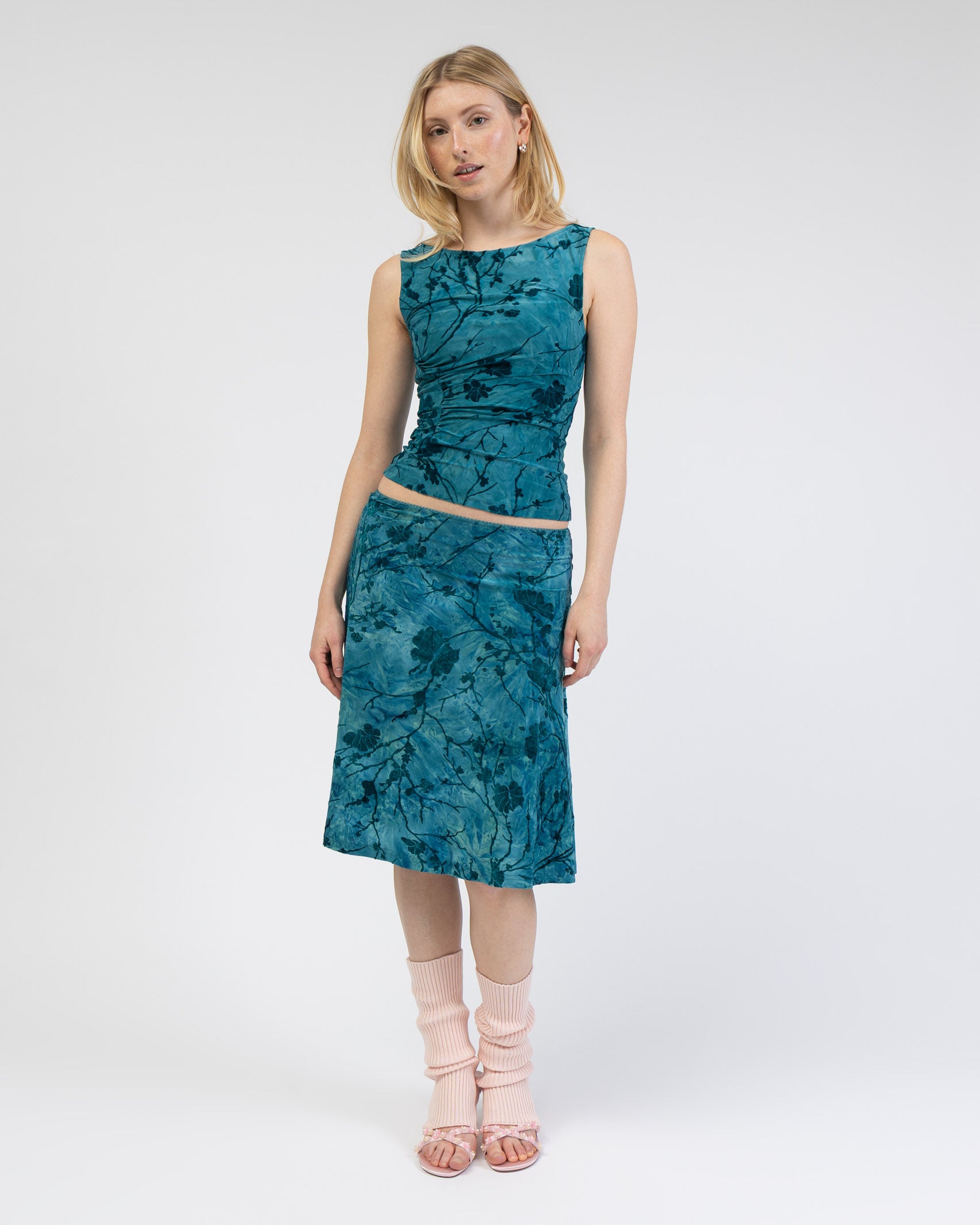 Boatneck Top mit Blumenprint aus Samt