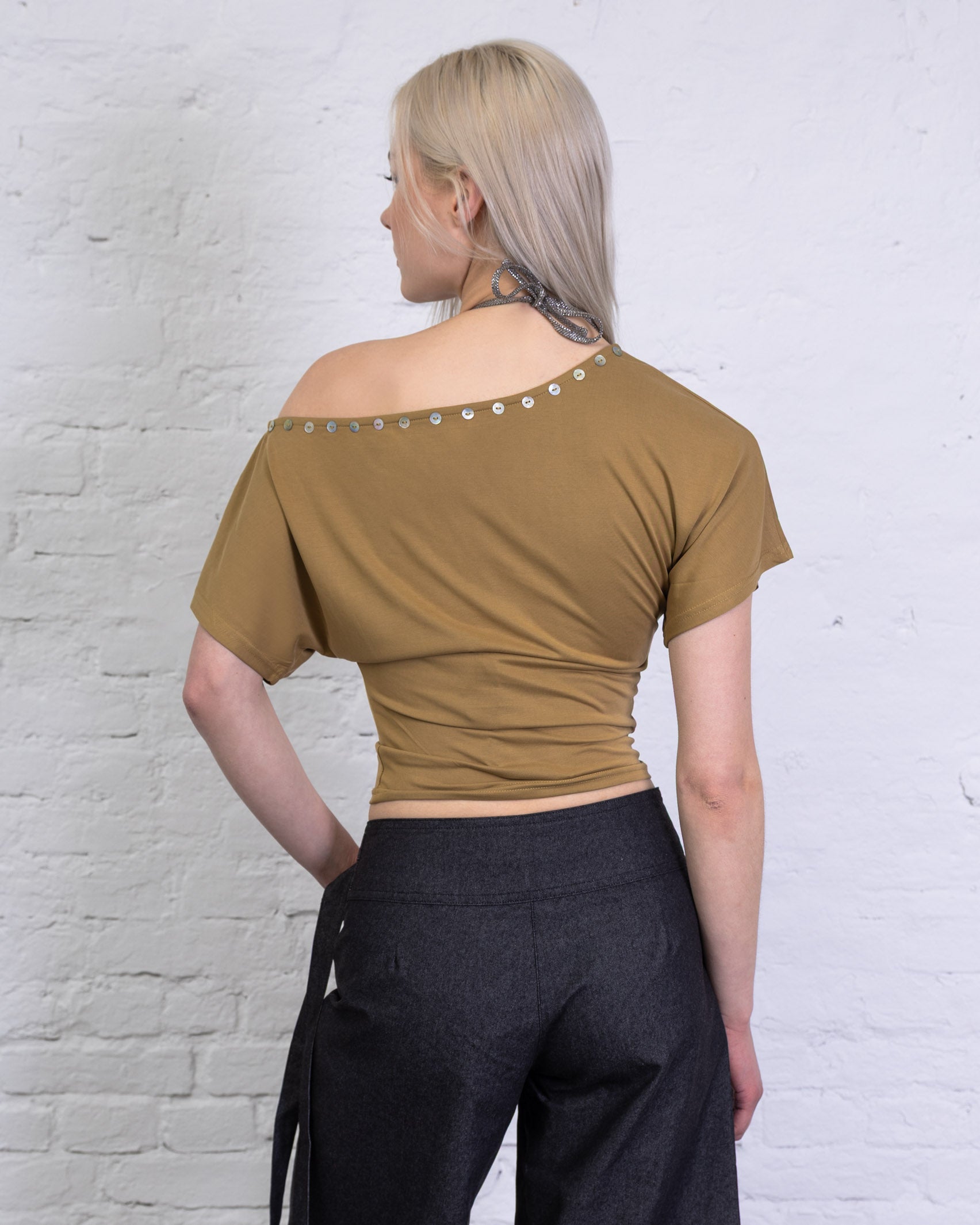Offshoulder Shirt mit Knöpfen
