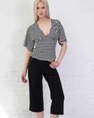 Gestreiftes T-Shirt mit Rückendetail