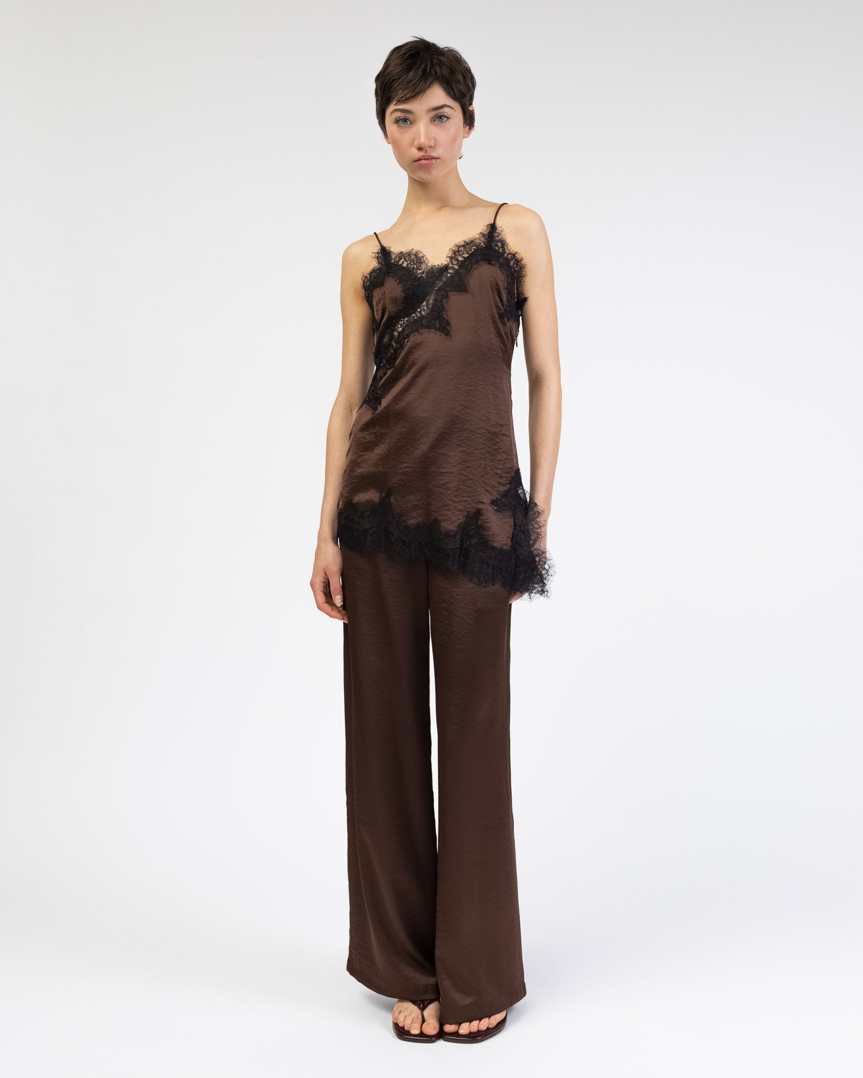 Asymmetrisches Satin-Top mit Spitze