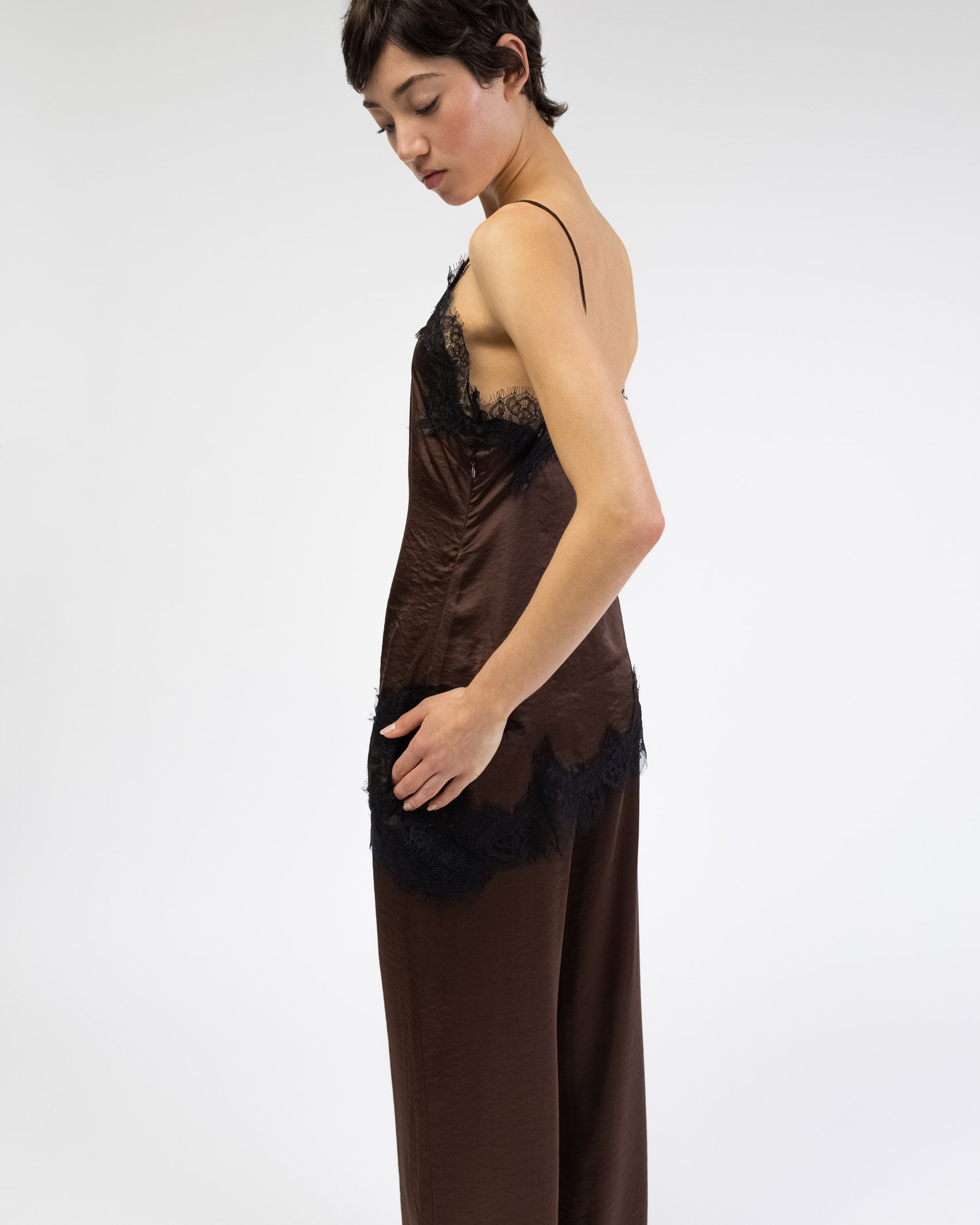 Asymmetrisches Satin-Top mit Spitze