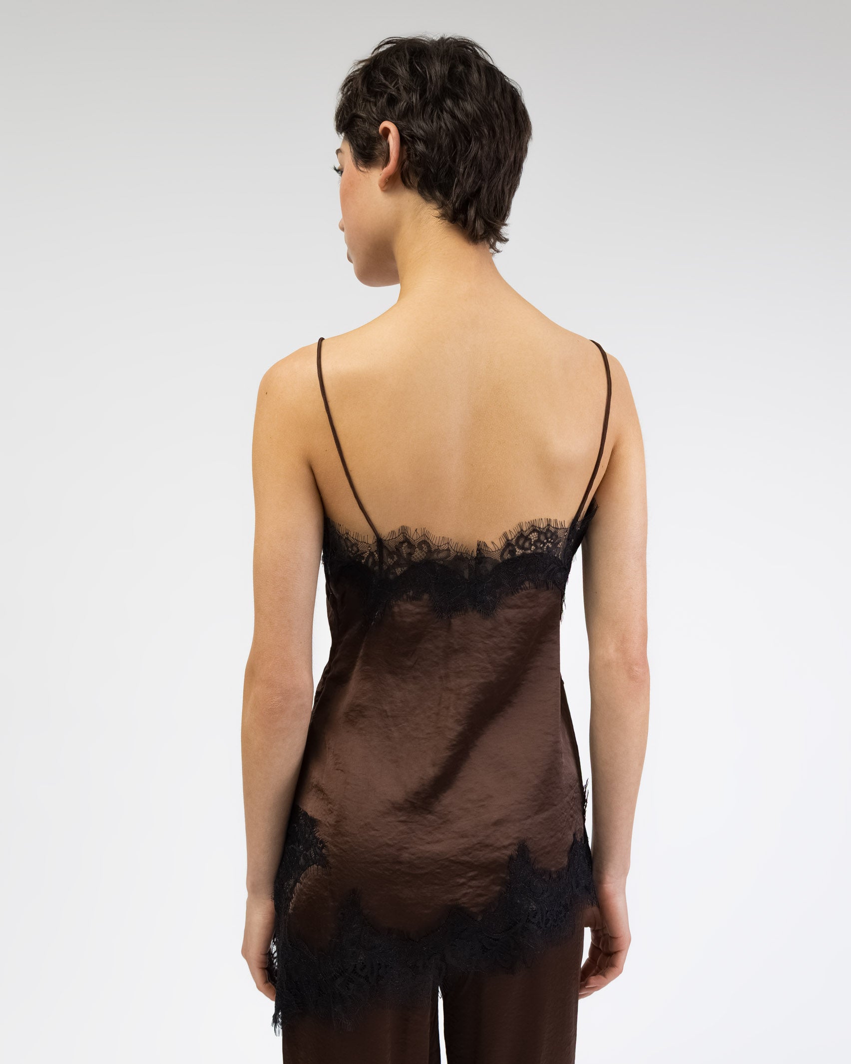 Asymmetrisches Satin-Top mit Spitze