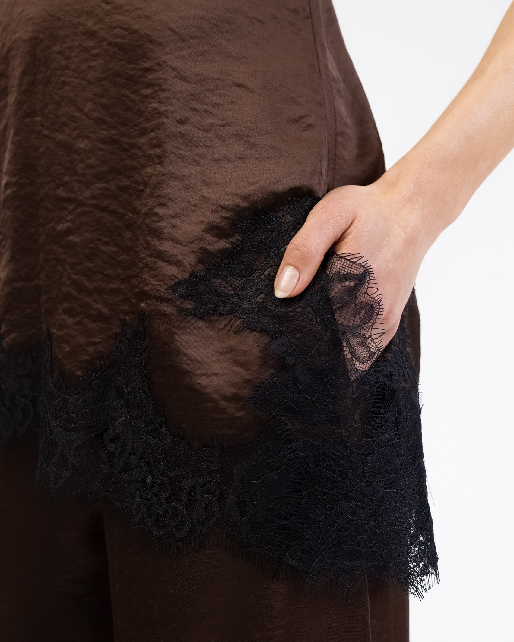 Asymmetrisches Satin-Top mit Spitze