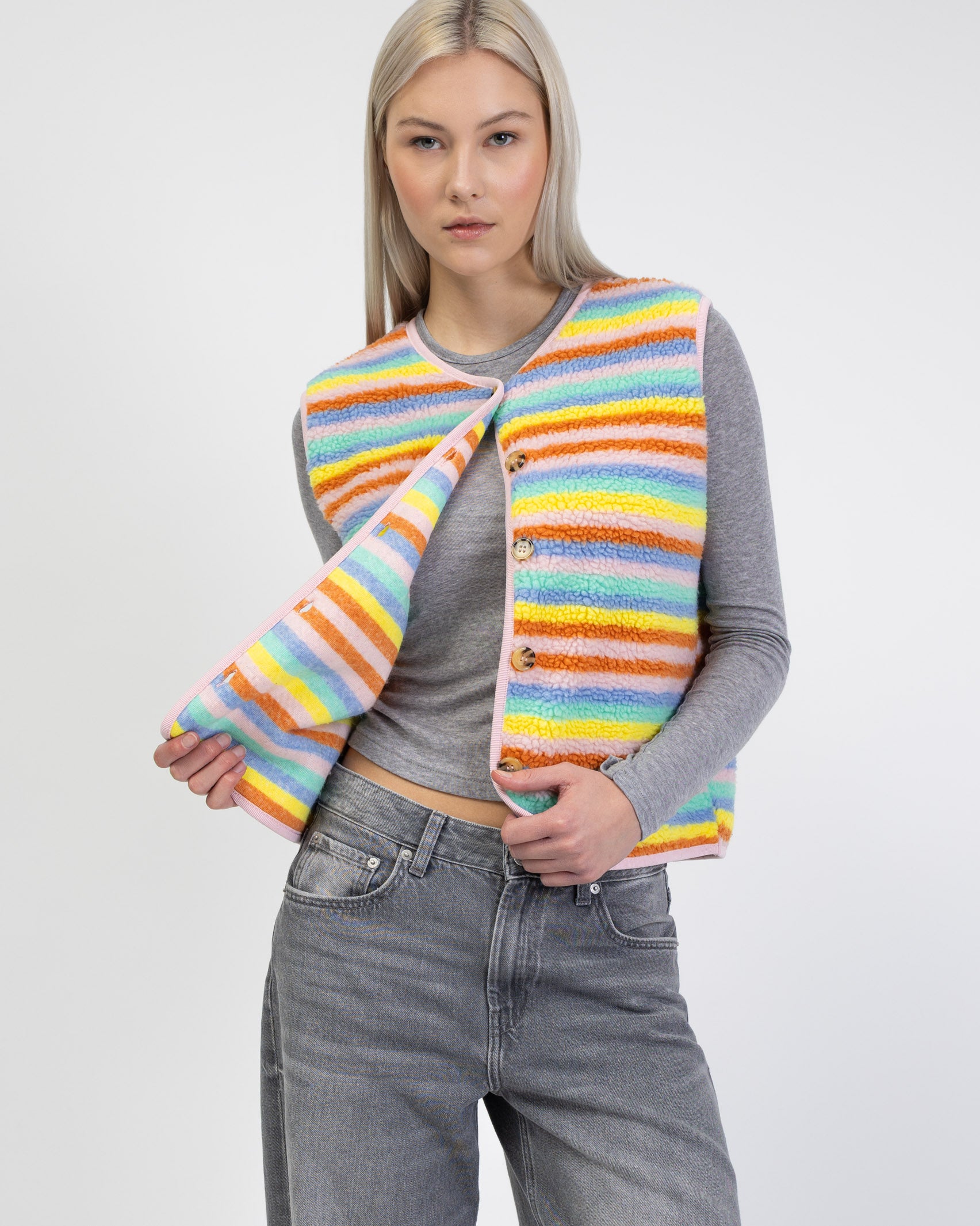 Teddyweste in Regenbogenfarben