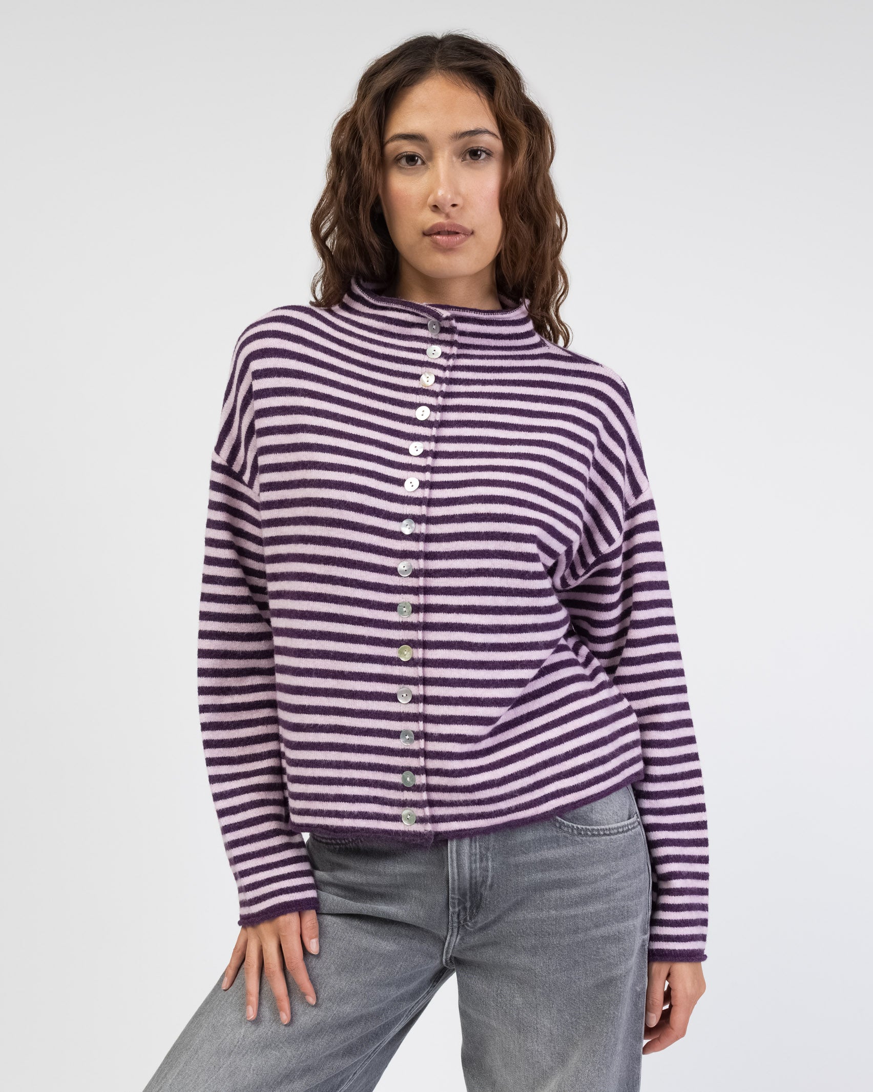 Gestreifte Strickjacke mit Stehkragen