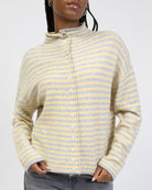 Gestreifte Strickjacke mit Stehkragen