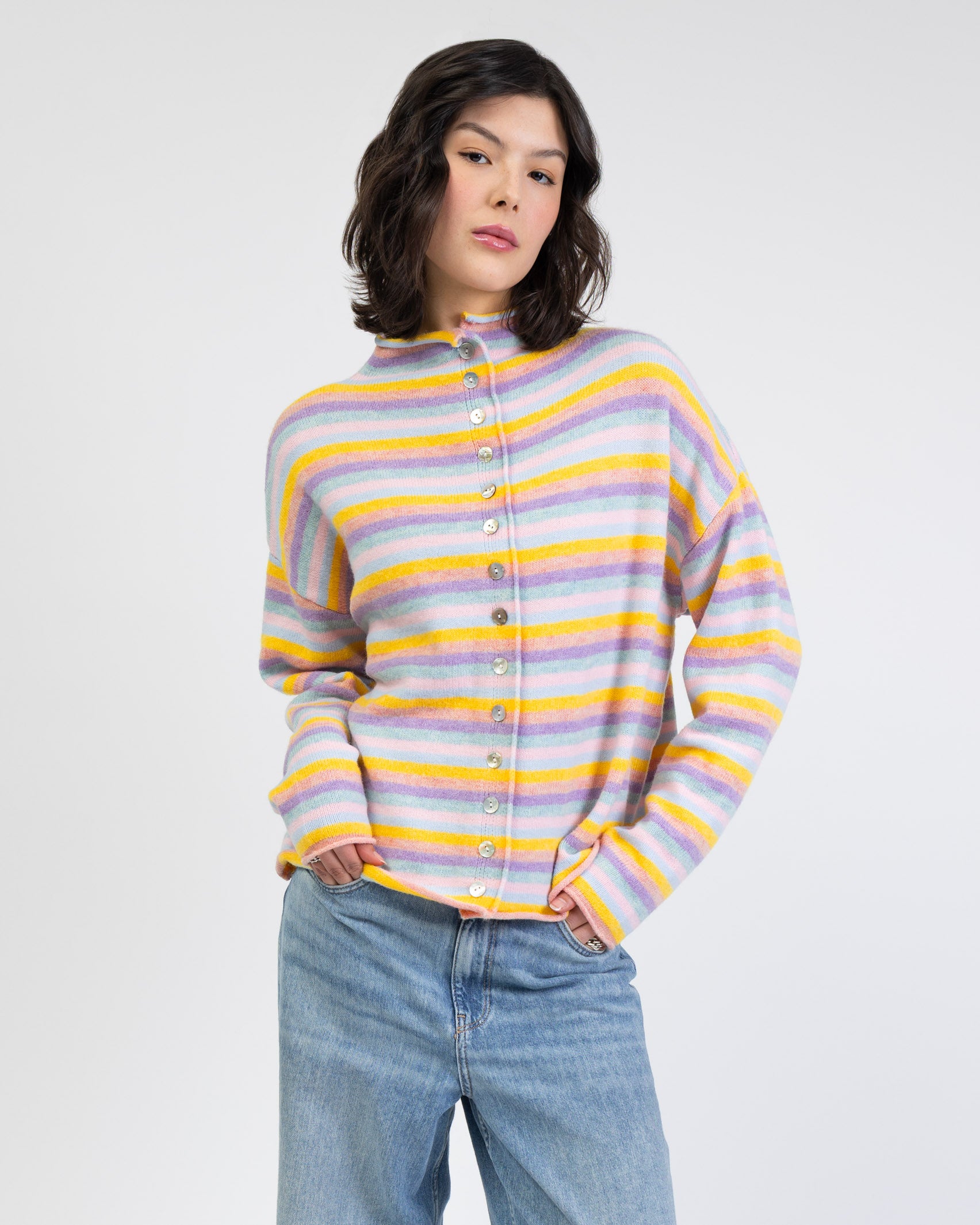 Strickjacke mit Stehkragen in Regenbogenfarben