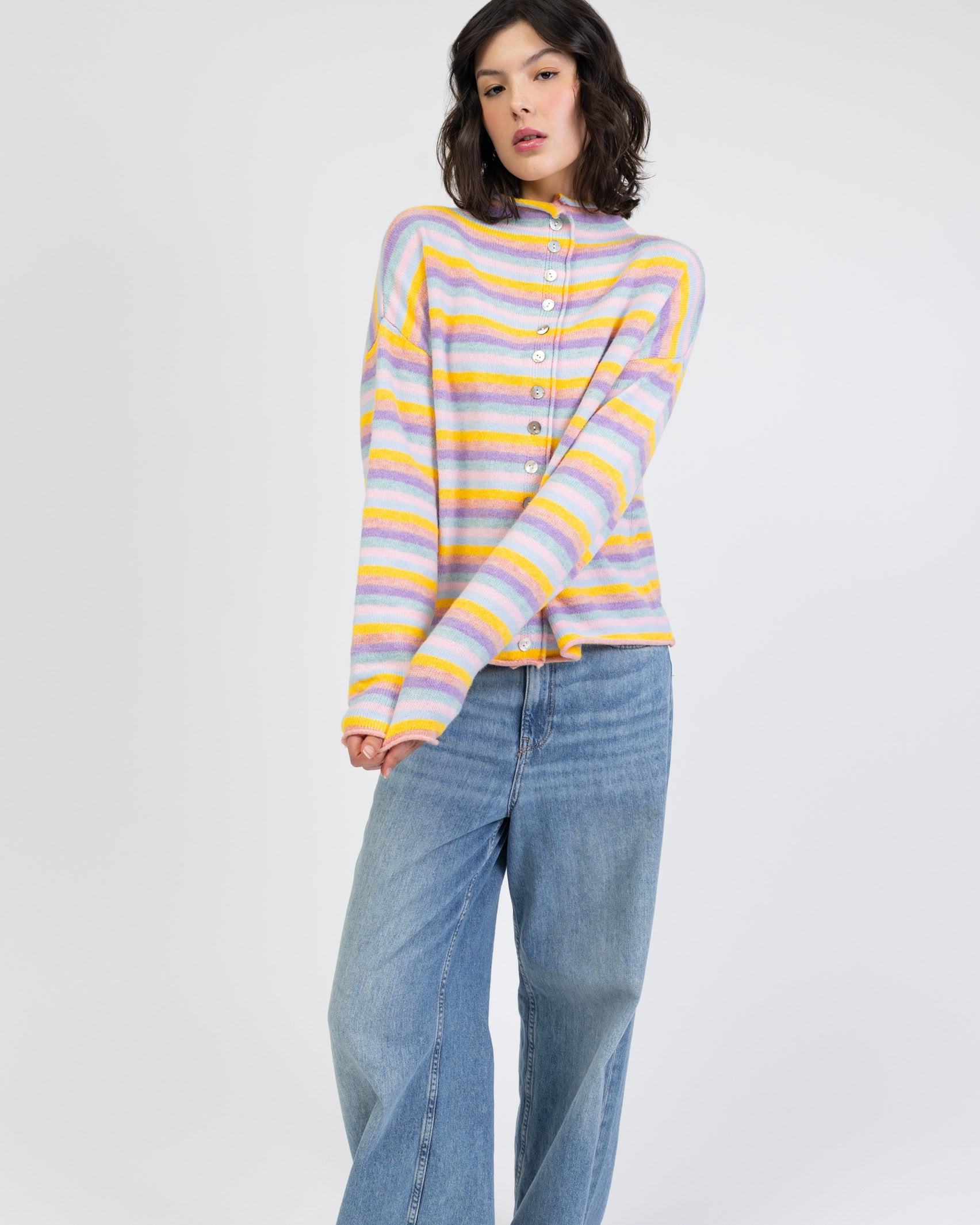 Strickjacke mit Stehkragen in Regenbogenfarben