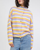 Strickjacke mit Stehkragen in Regenbogenfarben