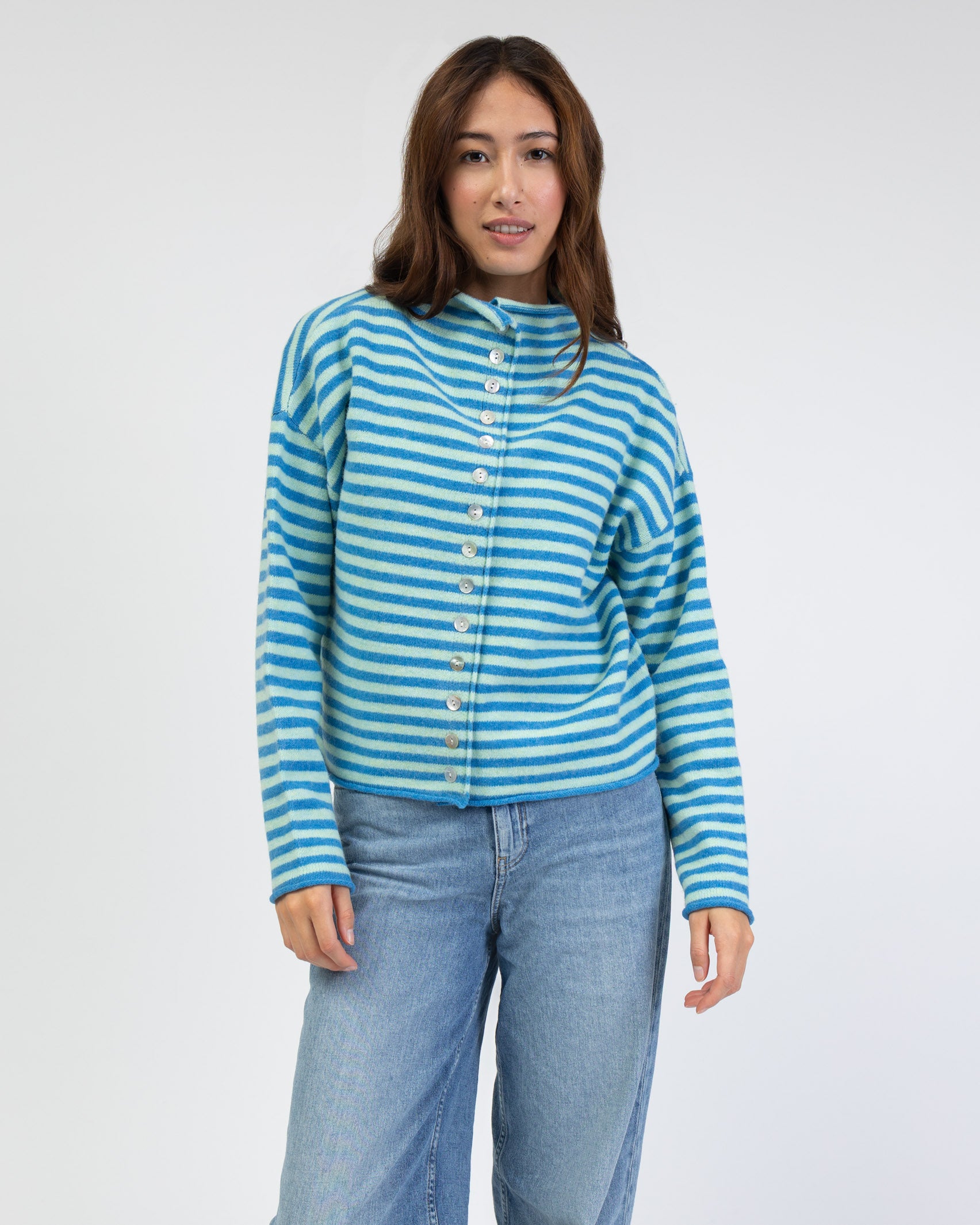 Gestreifte Strickjacke mit Stehkragen