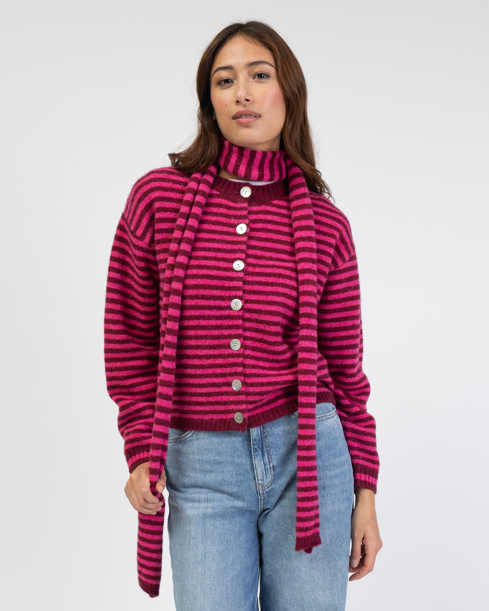 Strickjacke mit schmalen Streifen