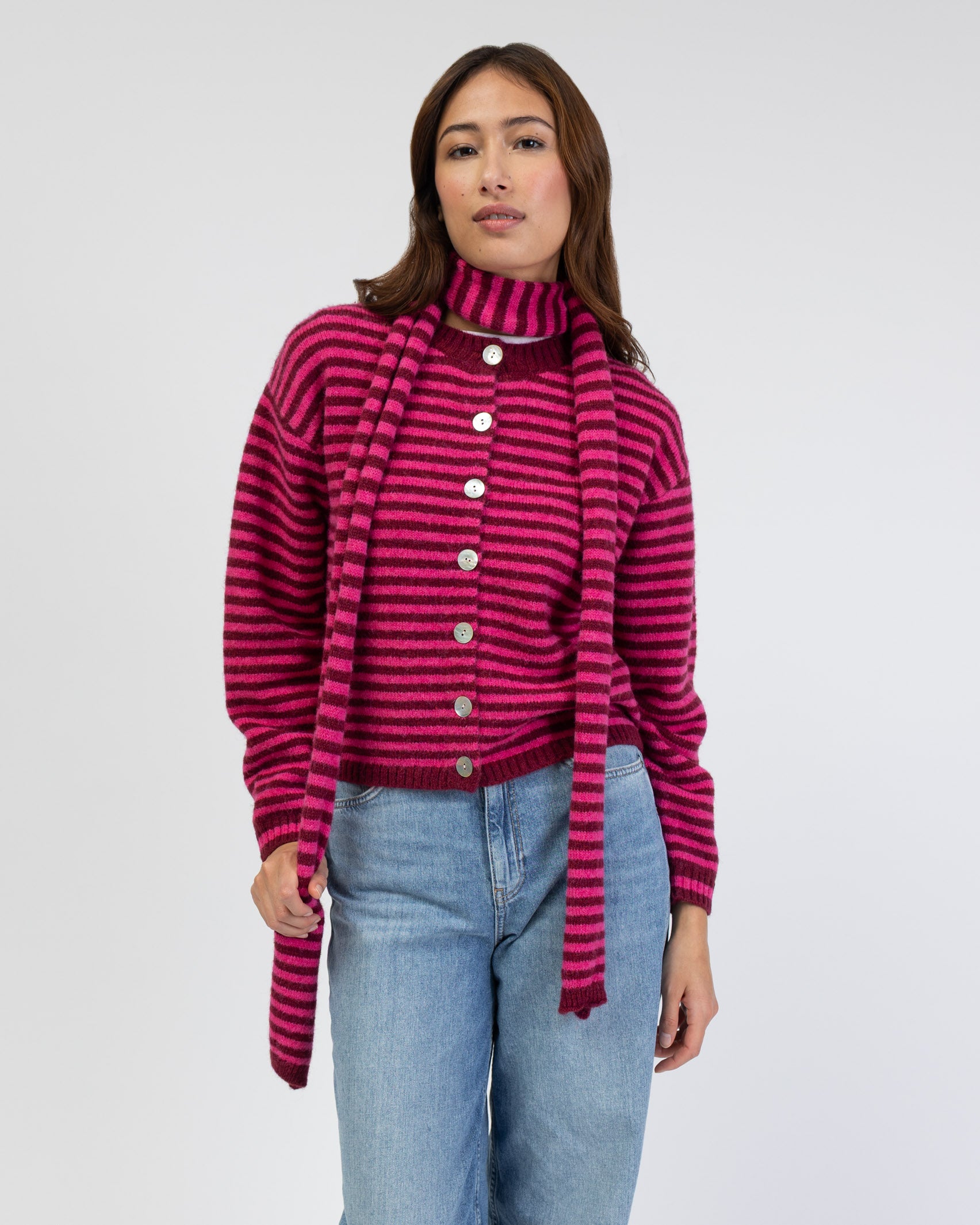 Strickjacke mit schmalen Streifen