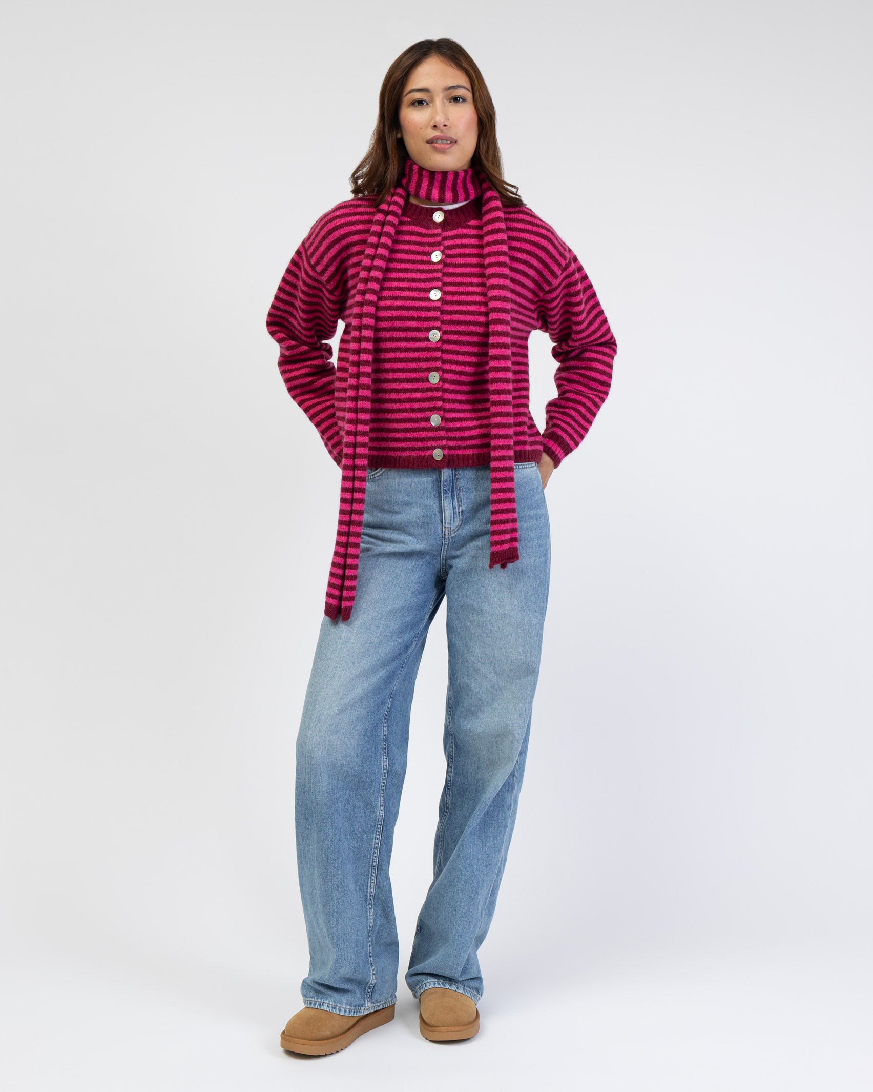 Strickjacke mit schmalen Streifen