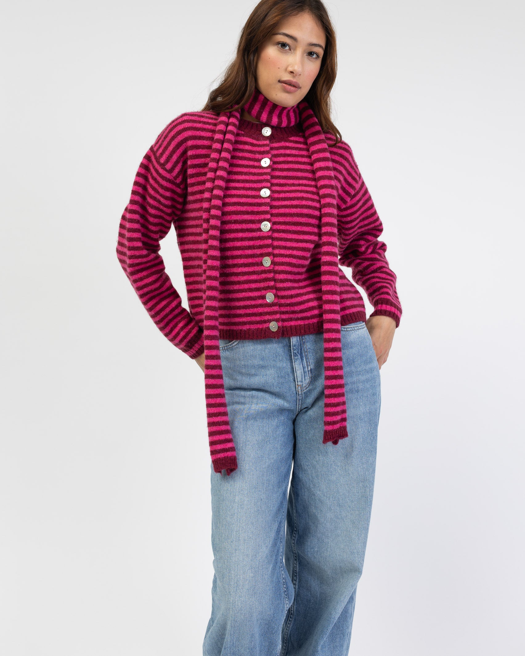 Strickjacke mit schmalen Streifen