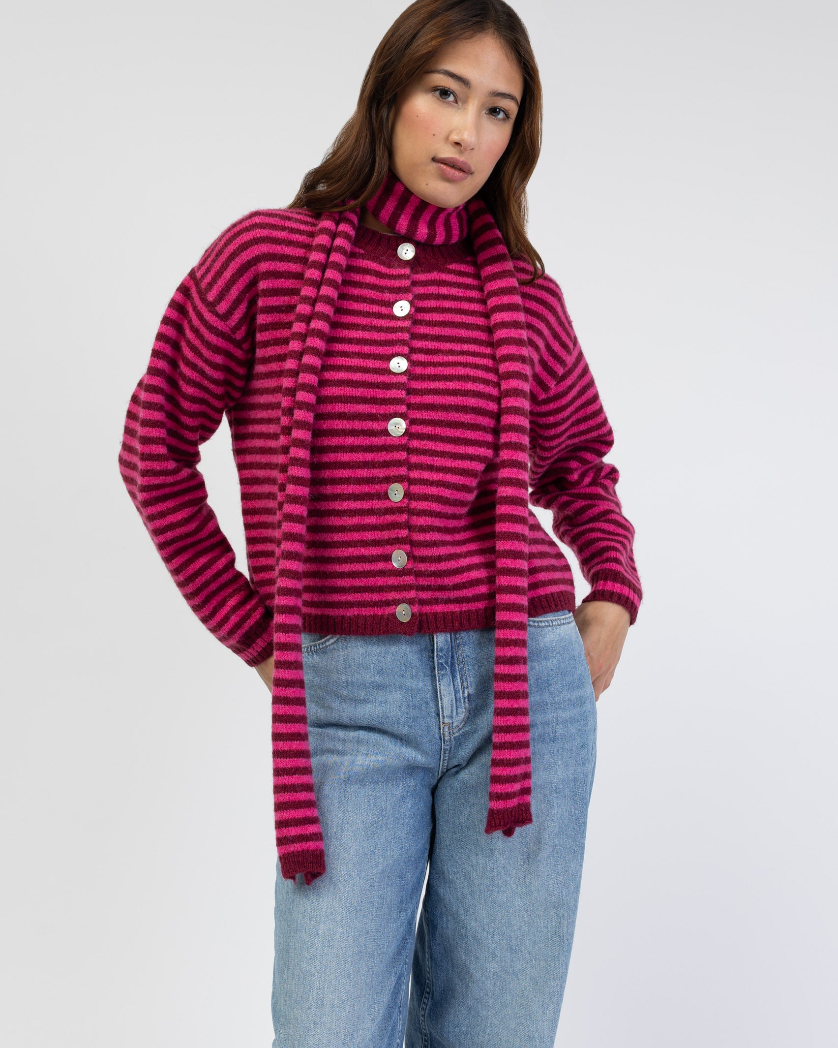 Strickjacke mit schmalen Streifen