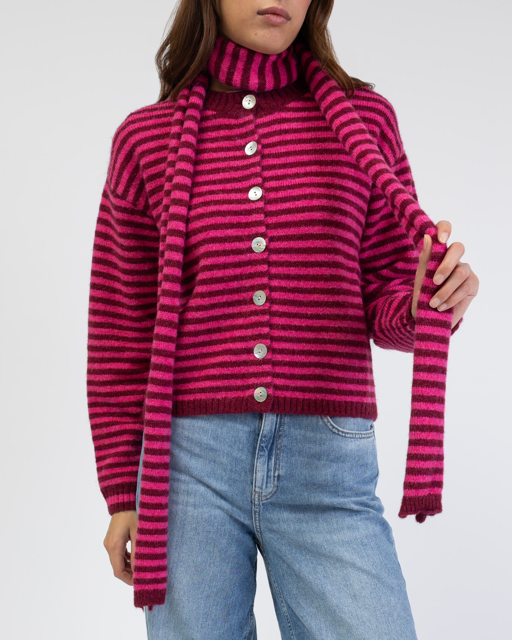 Strickjacke mit schmalen Streifen