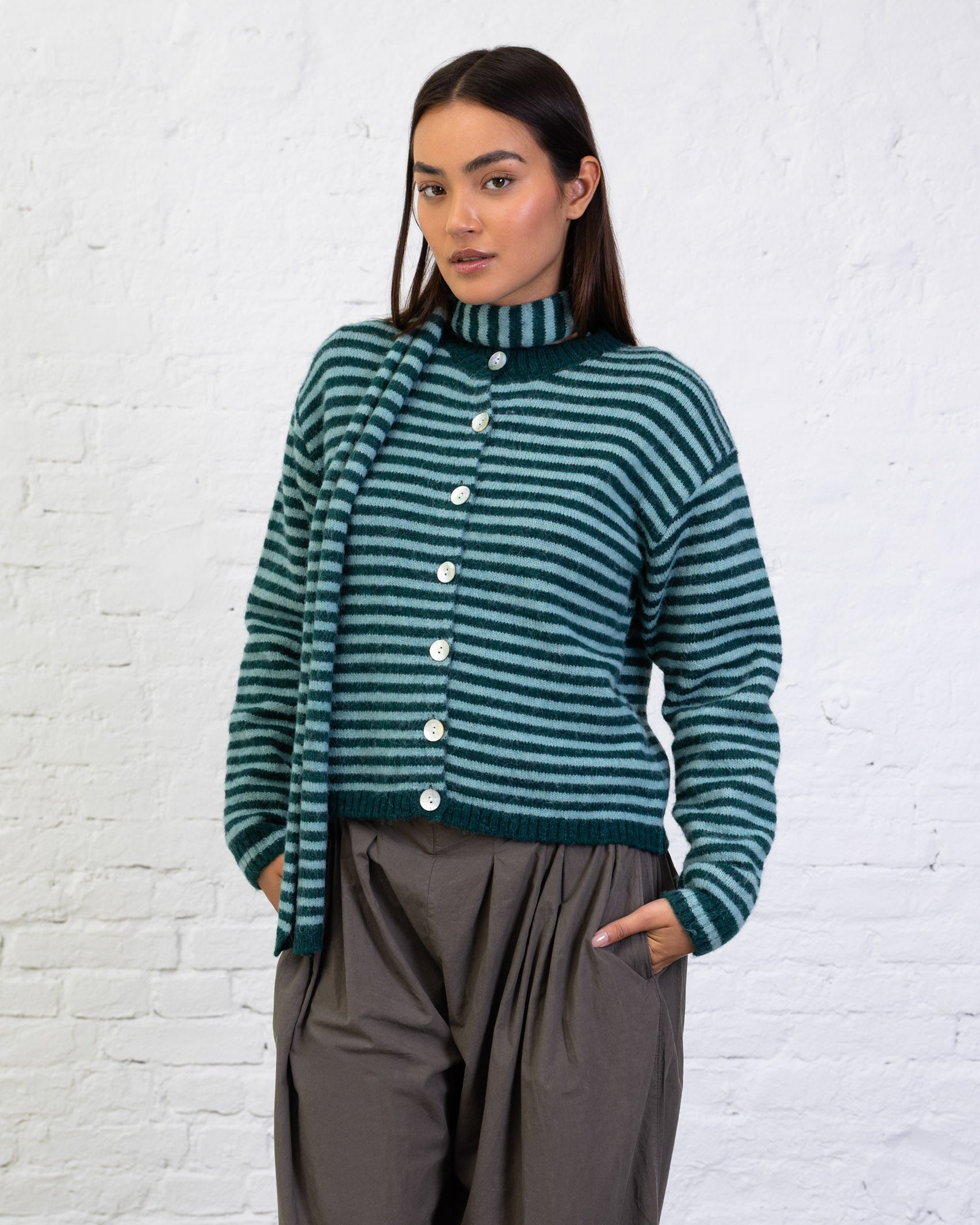 Strickjacke mit schmalen Streifen