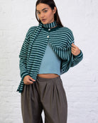 Strickjacke mit schmalen Streifen