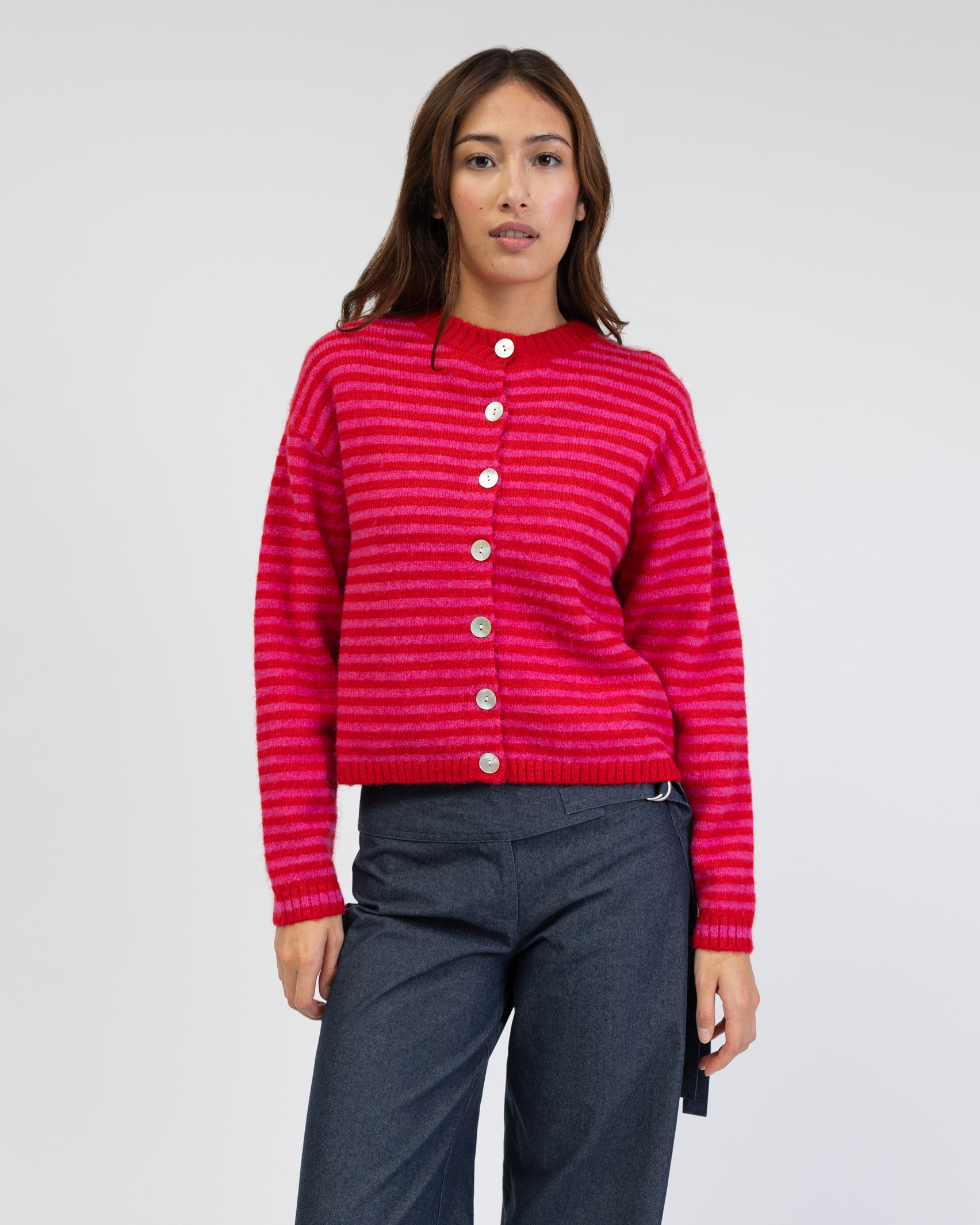 Strickjacke mit schmalen Streifen