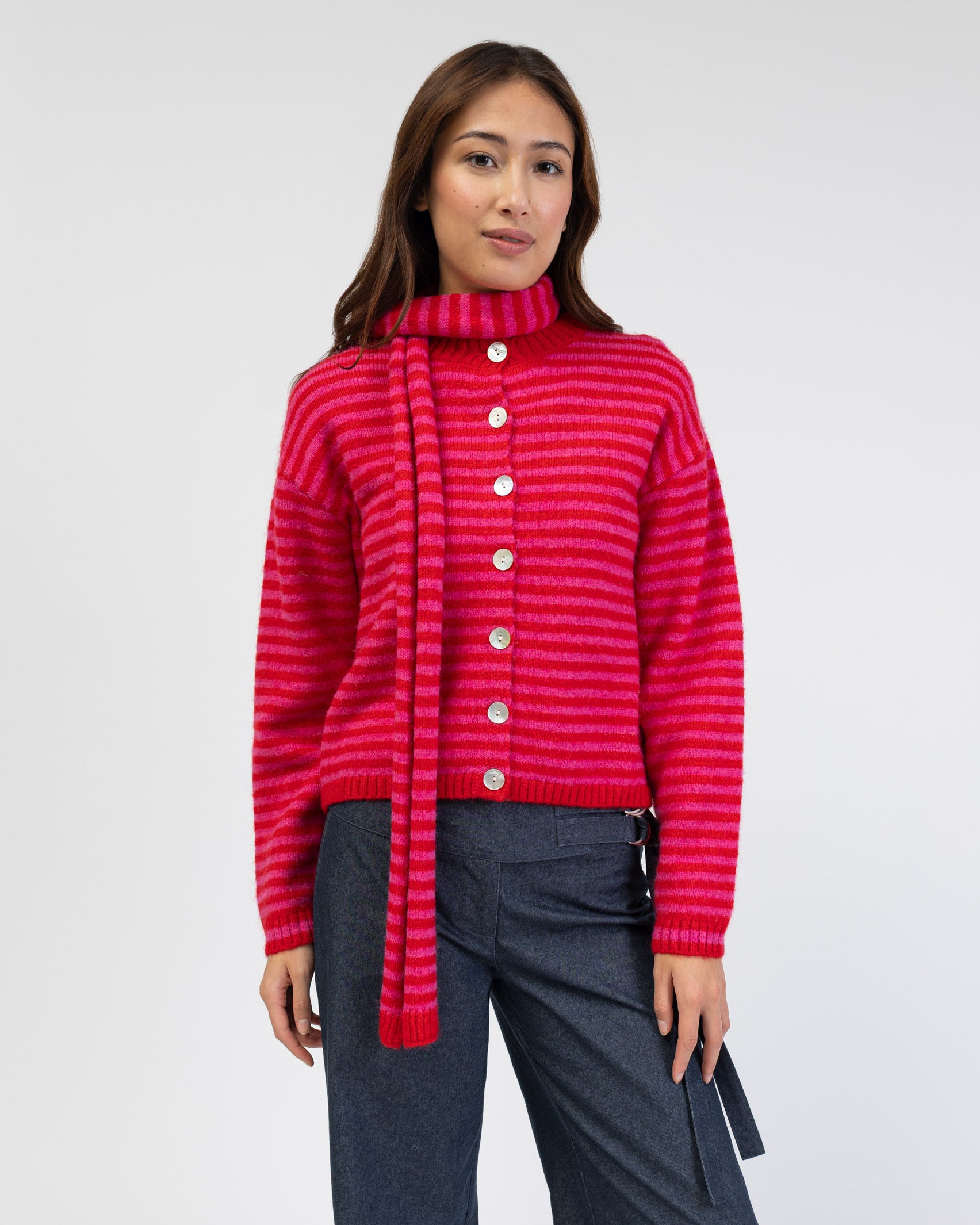 Strickjacke mit schmalen Streifen